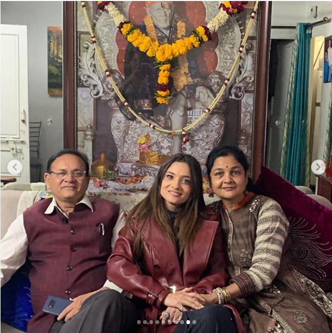 বাবা হাসপাতাল থেকে ফেরার পর ইনস্টাগ্রামে অঙ্কিতা লিখেছেন, ' বাবা তুমি হাসপাতাল থেকে ফিরে এসেছো, তোমায় সুস্থ দেখে আমি সবথেকে বেশি খুশি হই! কথা দিচ্ছি সারাজীবন শর্তহীনভাবে তোমার যত্ন নেব, ঠিক যেভাবে তুমি আমার এবং আমাদের পরিবারের খেয়াল রেখে আসছ'। বাবা হাসপাতাল থেকে ফেরার পর ইনস্টাগ্রামে অঙ্কিতা লিখেছেন, ' বাবা তুমি হাসপাতাল থেকে ফিরে এসেছো, তোমায় সুস্থ দেখে আমি সবথেকে বেশি খুশি হই! কথা দিচ্ছি সারাজীবন শর্তহীনভাবে তোমার যত্ন নেব, ঠিক যেভাবে তুমি আমার এবং আমাদের পরিবারের খেয়াল রেখে আসছ'।