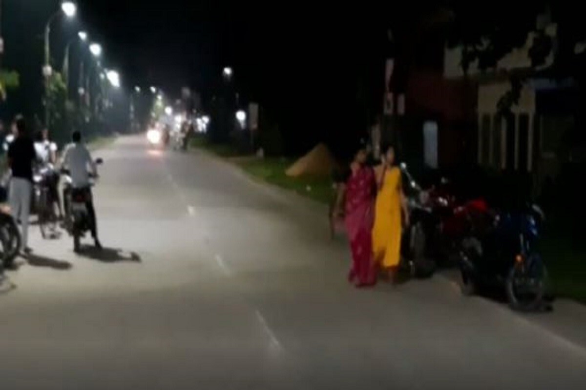 সুদীপ্তা-সুপর্ণা-পায়েল-দেবী নাম আলাদা, বয়সও আলাদা৷ কিন্তু মিল একটাই এঁরা সকলেই অশোকনগরের বাসিন্দা৷ অশোকনগরের রাজপথে সন্ধ্যা নামতেই মহিলাদের মধ্যে আতঙ্ক তৈরি হচ্ছে। বিশেষত রবিবার রাতে নাট্য কর্মীর শ্লীলতাহানি র ঘটনা সামনে আসার পর।Photo- Videograb সুদীপ্তা-সুপর্ণা-পায়েল-দেবী নাম আলাদা, বয়সও আলাদা৷ কিন্তু মিল একটাই এঁরা সকলেই অশোকনগরের বাসিন্দা৷ অশোকনগরের রাজপথে সন্ধ্যা নামতেই মহিলাদের মধ্যে আতঙ্ক তৈরি হচ্ছে। বিশেষত রবিবার রাতে নাট্য কর্মীর শ্লীলতাহানি র ঘটনা সামনে আসার পর।Photo- Videograb