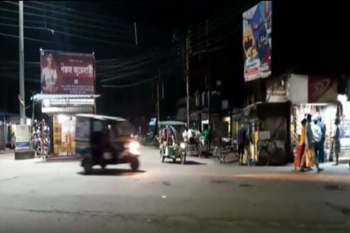 তার উপর দুর্গোৎসব দোরগোড়ায়। সন্ধ্যা নামতেই বাড়ির মহিলারা বেরোতে ভয় পাচ্ছেন। বিশ্বকবি রোড, চৌরঙ্গী মোড়, গোলবাজার, এই সময় থাকে পুজোর কেনাকাটায় ভিড়। সোমবার দেখা গেল গোটা কয়েক জন রাস্তায় বেরোতে।Photo- Videograb তার উপর দুর্গোৎসব দোরগোড়ায়। সন্ধ্যা নামতেই বাড়ির মহিলারা বেরোতে ভয় পাচ্ছেন। বিশ্বকবি রোড, চৌরঙ্গী মোড়, গোলবাজার, এই সময় থাকে পুজোর কেনাকাটায় ভিড়। সোমবার দেখা গেল গোটা কয়েক জন রাস্তায় বেরোতে।Photo- Videograb