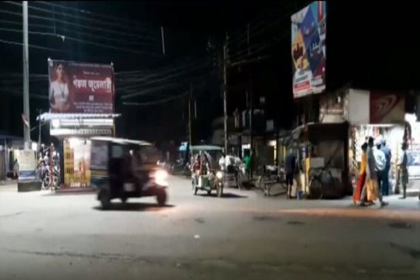 তার উপর দুর্গোৎসব দোরগোড়ায়। সন্ধ্যা নামতেই বাড়ির মহিলারা বেরোতে ভয় পাচ্ছেন। বিশ্বকবি রোড, চৌরঙ্গী মোড়, গোলবাজার, এই সময় থাকে পুজোর কেনাকাটায় ভিড়। সোমবার দেখা গেল গোটা কয়েক জন রাস্তায় বেরোতে।Photo- Videograb