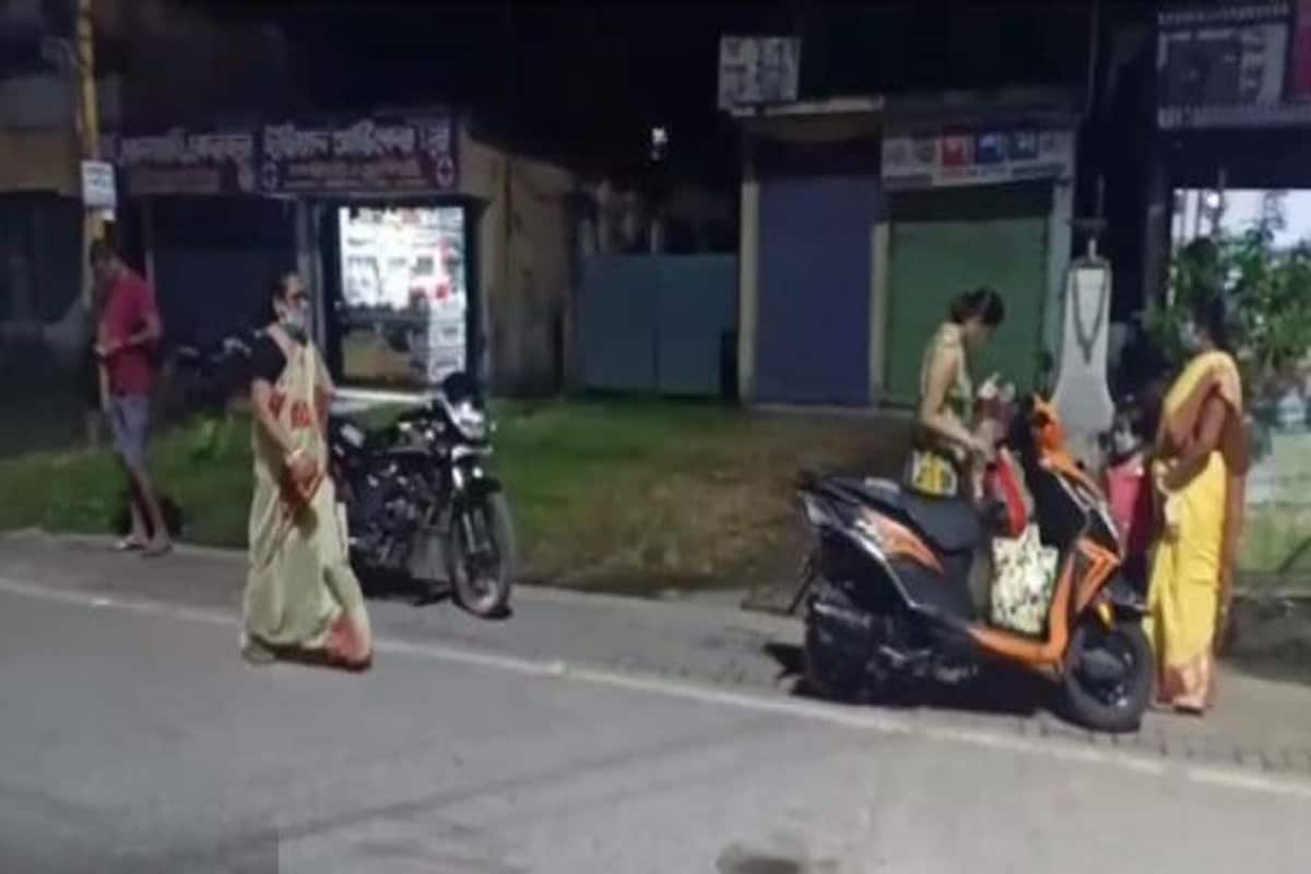 তাদের জিজ্ঞাসা করাতে তাঁরা বলেন যে তাঁরা নিরাপত্তাহীনতায় ভুগছেন। ইদানিং কিছু অন্য ধরনের ছেলেদের আনাগোনা বেড়েছে গোল বাজারে এলাকায়। রবিবার রাতে নাট্য কর্মীর শ্লীলতাহানির ঘটনার পর ভয়ে আছেন অশোকনগর এলাকার মহিলা।Photo- Videograb তাদের জিজ্ঞাসা করাতে তাঁরা বলেন যে তাঁরা নিরাপত্তাহীনতায় ভুগছেন। ইদানিং কিছু অন্য ধরনের ছেলেদের আনাগোনা বেড়েছে গোল বাজারে এলাকায়। রবিবার রাতে নাট্য কর্মীর শ্লীলতাহানির ঘটনার পর ভয়ে আছেন অশোকনগর এলাকার মহিলা।Photo- Videograb