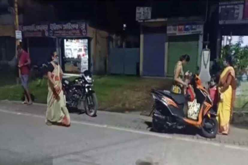 তাদের জিজ্ঞাসা করাতে তাঁরা বলেন যে তাঁরা নিরাপত্তাহীনতায় ভুগছেন। ইদানিং কিছু অন্য ধরনের ছেলেদের আনাগোনা বেড়েছে গোল বাজারে এলাকায়। রবিবার রাতে নাট্য কর্মীর শ্লীলতাহানির ঘটনার পর ভয়ে আছেন অশোকনগর এলাকার মহিলা।Photo- Videograb