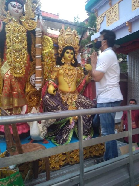  পুজোর এই কটা দিন তিনি সমস্ত কিছুকে ভুলে পাড়ায় থাকেন এবং সকলের সঙ্গে ঘরের ছেলের মতো মিশে যান।