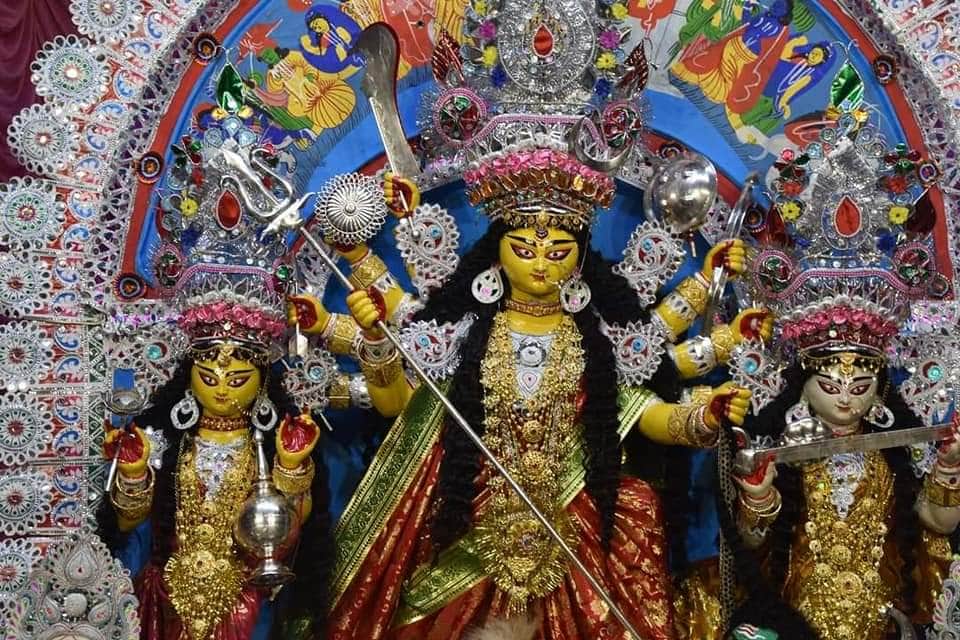 *দর্শক শূন্য মঠে মন্দিরের চত্বরে মন্দিরের পশ্চিম দিকের বারান্দায় চলছে কুমারী পুজো। এবার কুমারী পুজোতেও রয়েছে একাধিক বিধি নিষেধ। *দর্শক শূন্য মঠে মন্দিরের চত্বরে মন্দিরের পশ্চিম দিকের বারান্দায় চলছে কুমারী পুজো। এবার কুমারী পুজোতেও রয়েছে একাধিক বিধি নিষেধ।