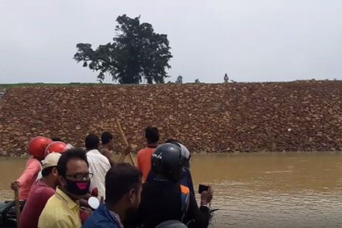 দীর্ঘদিনের এই সমস্যা এলাকাবাসীর কাছে আজ বারোমাস্যা হয়ে দাঁড়িয়েছে। প্রায় এক দশকেরও বেশি সময় আগে পালাবদল ঘটেছে রাজ্য রাজনীতির। মুখ্যমন্ত্রীর বদান্যতায় অনেক কিছুই পেয়েছেন এলাকার মানুষ। তবে এই অঞ্চলের মানুষের দীর্ঘদিনের দাবি পাত্রসায়ের ব্লকের নারাঙ্গি ঘাট ও জয়পুর ব্লকের পরাশিয়া ঘাটের কাছে একটি সেতুর দাবি আজও সরকারি আমলাদের কাছে ফাইলবন্দি রয়ে গেছে। প্রশাসনিক মহল 'দেখছি দেখব' এই আশার বাণী দিয়ে নিজেদের দায় সেরেছে। দীর্ঘদিনের এই সমস্যা এলাকাবাসীর কাছে আজ বারোমাস্যা হয়ে দাঁড়িয়েছে। প্রায় এক দশকেরও বেশি সময় আগে পালাবদল ঘটেছে রাজ্য রাজনীতির। মুখ্যমন্ত্রীর বদান্যতায় অনেক কিছুই পেয়েছেন এলাকার মানুষ। তবে এই অঞ্চলের মানুষের দীর্ঘদিনের দাবি পাত্রসায়ের ব্লকের নারাঙ্গি ঘাট ও জয়পুর ব্লকের পরাশিয়া ঘাটের কাছে একটি সেতুর দাবি আজও সরকারি আমলাদের কাছে ফাইলবন্দি রয়ে গেছে। প্রশাসনিক মহল 'দেখছি দেখব' এই আশার বাণী দিয়ে নিজেদের দায় সেরেছে।