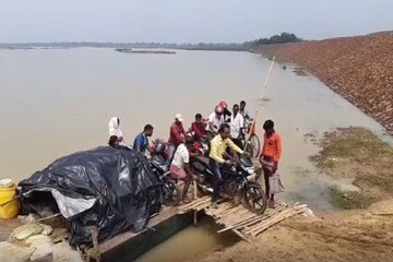 জীবনের ঝুঁকি নিয়ে নৌকা করে চলছে পারাপার, সেতুর দাবিতে সরব এলাকাবাসী
