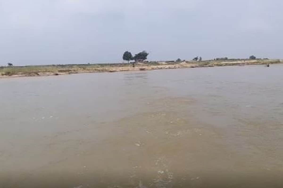 বাঁকুড়া জয়পুর পাত্রসায়ের ব্লক। এই দুটি ব্লকের মাঝখান দিয়ে বয়ে চলেছে দ্বারকেশ্বর নদ। ব্লক দুটির অন্তর্গত প্রায় কয়েক হাজার মানুষের নদী পারাপারের জন্য একমাত্র ভরসা বলতে একটি মাত্র নৌকা। জীবনের ঝুঁকি নিয়ে প্রতিদিন গড়ে প্রায় কয়েক শ' মানুষ যাতায়াত করে থাকেন এ নৌকায় চেপে। মানুষের সঙ্গে সাইকেল মোটরসাইকেল ও সওয়ারি হন। বাঁকুড়া জয়পুর পাত্রসায়ের ব্লক। এই দুটি ব্লকের মাঝখান দিয়ে বয়ে চলেছে দ্বারকেশ্বর নদ। ব্লক দুটির অন্তর্গত প্রায় কয়েক হাজার মানুষের নদী পারাপারের জন্য একমাত্র ভরসা বলতে একটি মাত্র নৌকা। জীবনের ঝুঁকি নিয়ে প্রতিদিন গড়ে প্রায় কয়েক শ' মানুষ যাতায়াত করে থাকেন এ নৌকায় চেপে। মানুষের সঙ্গে সাইকেল মোটরসাইকেল ও সওয়ারি হন।