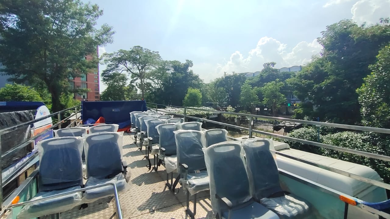 *দু’টি বাসই হুডখোলা বা ছাদ খোলা থাকবে। বর্ষা বা গরমে ছাদে অস্থায়ী ছাউনি দেওয়া যায় কি না, তা নিয়ে নির্মাণসংস্থার সঙ্গে নিগম-কর্তাদের কথা হয়েছে। এক্ষেত্রে বিশেষ এক ধরণের শিট ব্যবহার করা যাবে। পরিবহণ দফতর আবার দোতলা বাস চালাতে আগ্রহী। অনেকটা লন্ডনের সিটি ট্যুরের ধাঁচে শহরে পর্যটনের ক্ষেত্রে এই বাস ব্যবহারের কথা ভাবা হয়েছিল। এ বার এই বাস দিয়ে সেই লক্ষ্য পূরণ হবে বলে মনে করছেন দুই দফতরের আধিকারিকরা। *দু’টি বাসই হুডখোলা বা ছাদ খোলা থাকবে। বর্ষা বা গরমে ছাদে অস্থায়ী ছাউনি দেওয়া যায় কি না, তা নিয়ে নির্মাণসংস্থার সঙ্গে নিগম-কর্তাদের কথা হয়েছে। এক্ষেত্রে বিশেষ এক ধরণের শিট ব্যবহার করা যাবে। পরিবহণ দফতর আবার দোতলা বাস চালাতে আগ্রহী। অনেকটা লন্ডনের সিটি ট্যুরের ধাঁচে শহরে পর্যটনের ক্ষেত্রে এই বাস ব্যবহারের কথা ভাবা হয়েছিল। এ বার এই বাস দিয়ে সেই লক্ষ্য পূরণ হবে বলে মনে করছেন দুই দফতরের আধিকারিকরা।