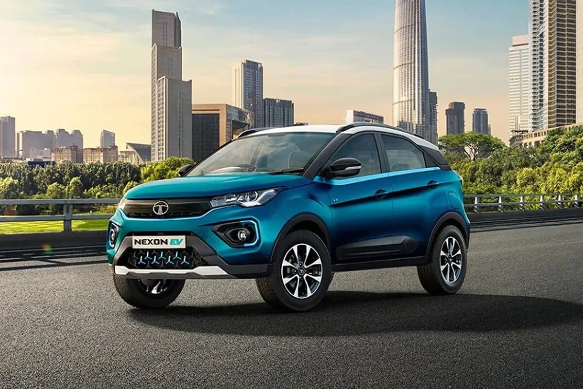 • Tata Nexon EV: টাটা নেক্সন ইভি বেস্ট সেলিং ইলেকট্রিক গাড়িগুলোর মধ্যে অন্যতম। সেপ্টেম্বর ২০২০ সালের হিসাব অনুযায়ী এখন অব্দি ৩০৩ টি গাড়ি বিক্রি হয়ে গিয়েছে। এটিতে রয়েছে ৩০ কিলোওয়াটের একটি ব্যাটারি। এক ঘণ্টায় 80 শতাংশ চার্জ দিতে ১৫ অ্যাম্পিয়ারের চার্জার রয়েছে এটিতে। ৮ ঘন্টা লাগে ১০০% চার্জ হতে। ৩১২ কিলোমিটার পর্যন্ত গাড়িটি যেতে পারে সম্পূর্ণ চার্জ দিলে। এই গাড়ির সর্বোচ্চ গতি হতে পারে একশো কুড়ি কিলোমিটার প্রতি ঘন্টায়। এই গাড়ির দাম 13.99 লক্ষ টাকা থেকে 15.99 লক্ষ টাকা। • Tata Nexon EV: টাটা নেক্সন ইভি বেস্ট সেলিং ইলেকট্রিক গাড়িগুলোর মধ্যে অন্যতম। সেপ্টেম্বর ২০২০ সালের হিসাব অনুযায়ী এখন অব্দি ৩০৩ টি গাড়ি বিক্রি হয়ে গিয়েছে। এটিতে রয়েছে ৩০ কিলোওয়াটের একটি ব্যাটারি। এক ঘণ্টায় 80 শতাংশ চার্জ দিতে ১৫ অ্যাম্পিয়ারের চার্জার রয়েছে এটিতে। ৮ ঘন্টা লাগে ১০০% চার্জ হতে। ৩১২ কিলোমিটার পর্যন্ত গাড়িটি যেতে পারে সম্পূর্ণ চার্জ দিলে। এই গাড়ির সর্বোচ্চ গতি হতে পারে একশো কুড়ি কিলোমিটার প্রতি ঘন্টায়। এই গাড়ির দাম 13.99 লক্ষ টাকা থেকে 15.99 লক্ষ টাকা।