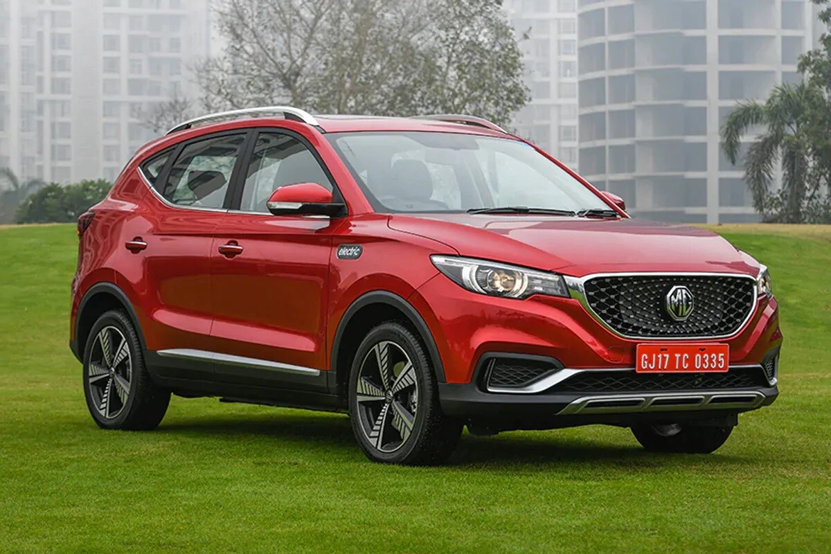 • MG ZS EV: মরিস গারেজ কোম্পানি সম্প্রতি তাদের এমজি জেসিবি গাড়ি বাজারে এনেছে। ১১৪ টি গাড়ি বিক্রি হয়েছে এই গাড়ি। গাড়িটির দুটি মডেল রয়েছে। রয়েছে ৪.৫ কিলোওয়াটের লিকুইড ব্যাটারি। পুরোপুরি চার্জে ৩৪০ কিলোমিটার পর্যন্ত এটি চলতে পারে। এই গাড়ির সর্বোচ্চ গতি ১৪০ কিলোমিটার প্রতি ঘন্টায় হতে পারে। গাড়িটির দাম 20.8 লক্ষ টাকা থেকে 23.5 লক্ষ টাকা। • MG ZS EV: মরিস গারেজ কোম্পানি সম্প্রতি তাদের এমজি জেসিবি গাড়ি বাজারে এনেছে। ১১৪ টি গাড়ি বিক্রি হয়েছে এই গাড়ি। গাড়িটির দুটি মডেল রয়েছে। রয়েছে ৪.৫ কিলোওয়াটের লিকুইড ব্যাটারি। পুরোপুরি চার্জে ৩৪০ কিলোমিটার পর্যন্ত এটি চলতে পারে। এই গাড়ির সর্বোচ্চ গতি ১৪০ কিলোমিটার প্রতি ঘন্টায় হতে পারে। গাড়িটির দাম 20.8 লক্ষ টাকা থেকে 23.5 লক্ষ টাকা।