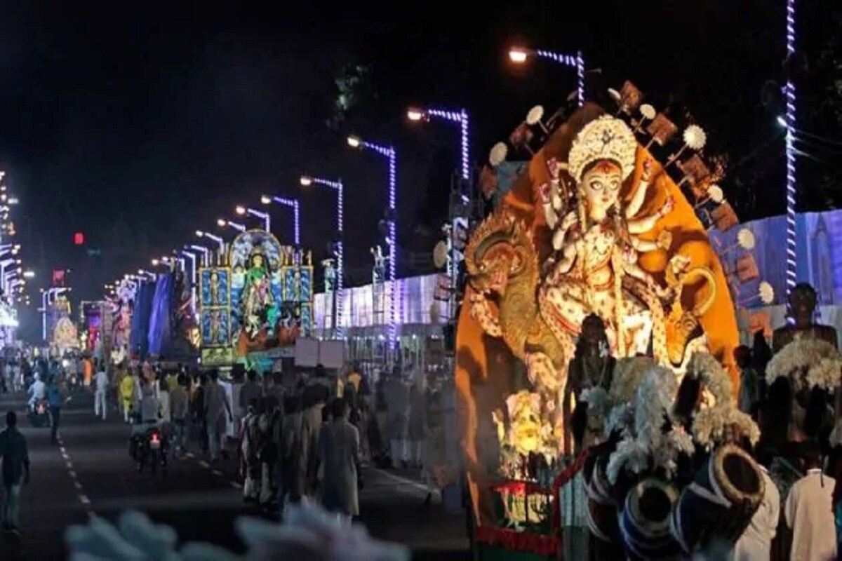 এ বছর চারদিন বরাদ্দ করা হয়েছে প্রতিমা বিসর্জনের জন্য। বলা হয়েছে ২৬-২৯ অক্টোবরের মধ্যে শারীরিক দূরত্ব বিধি বজায় রেখে বিসর্জনের কাজ সারতে হবে। এ বছর চারদিন বরাদ্দ করা হয়েছে প্রতিমা বিসর্জনের জন্য। বলা হয়েছে ২৬-২৯ অক্টোবরের মধ্যে শারীরিক দূরত্ব বিধি বজায় রেখে বিসর্জনের কাজ সারতে হবে।