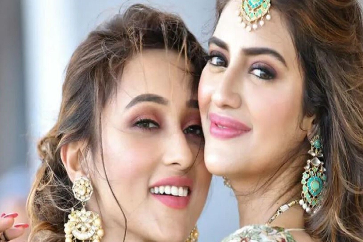 •এই দুই অভিনেত্রীর বন্ধুত্বের কথা অজানা নয় কারও৷ দু’জনেই বাংলা সিনেমার যেমন মুখ, তমনই তাঁরা দিল্লিতেও বাংলার রাজনীতির প্রতিনিধি৷ •এই দুই অভিনেত্রীর বন্ধুত্বের কথা অজানা নয় কারও৷ দু’জনেই বাংলা সিনেমার যেমন মুখ, তমনই তাঁরা দিল্লিতেও বাংলার রাজনীতির প্রতিনিধি৷