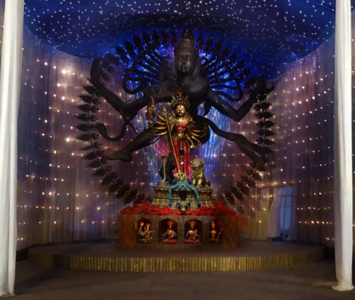 ইতিমধ্যেই হাই কোর্টের নির্দেশ অনুযায়ী বড় পুজোর ১০ মিটার দুরত্বের বাইরে থাকতে হবে দর্শনার্থীদের। চেতলায় সেই ব্যবস্থা করা আছে। করোনার ভয়ে যারা পুজোর সময় চেতলা অগ্রণীর ঠাকুর দেখতে পারবেন না বলে মনে মনে দুঃখ পাচ্ছিলেন, তাদের জন্যে এটা খানিকটা সুখবর। ইতিমধ্যেই হাই কোর্টের নির্দেশ অনুযায়ী বড় পুজোর ১০ মিটার দুরত্বের বাইরে থাকতে হবে দর্শনার্থীদের। চেতলায় সেই ব্যবস্থা করা আছে। করোনার ভয়ে যারা পুজোর সময় চেতলা অগ্রণীর ঠাকুর দেখতে পারবেন না বলে মনে মনে দুঃখ পাচ্ছিলেন, তাদের জন্যে এটা খানিকটা সুখবর।