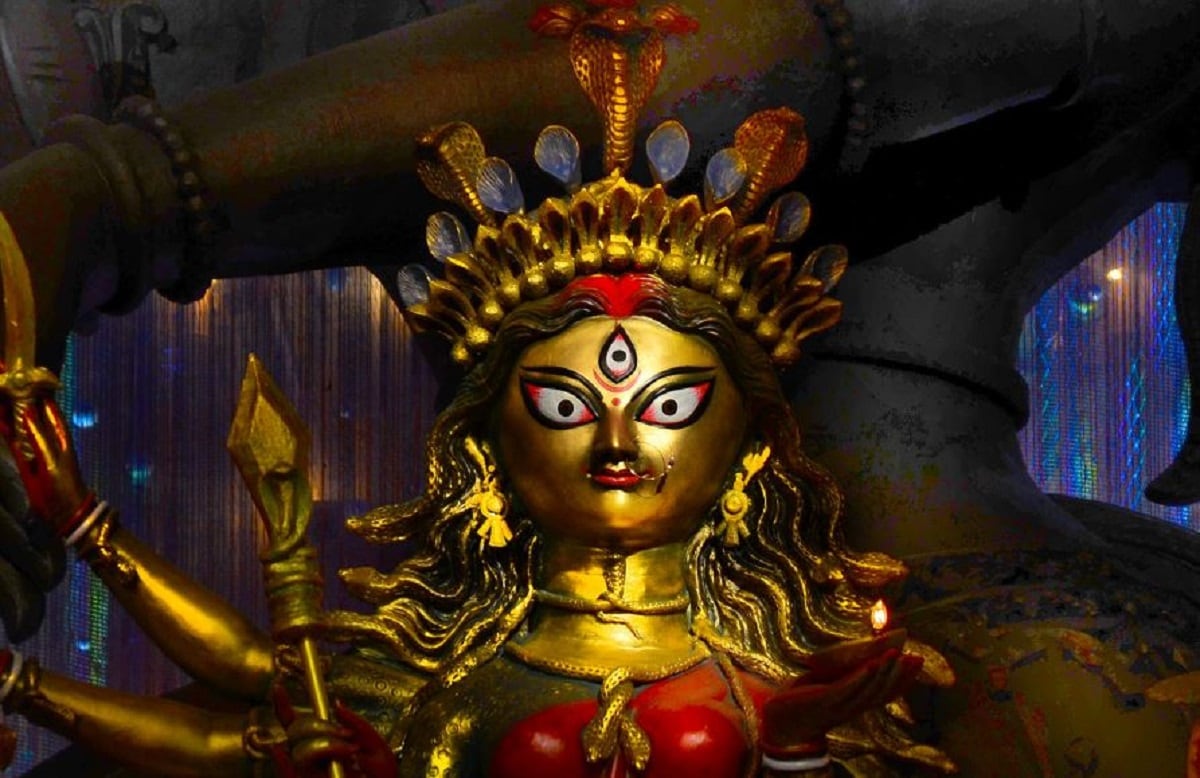 পুজো উদ্যোক্তাদের তরফ থেকে দাবি করা হচ্ছে, ঘরে বসে মিলবে একেবারে মন্ডপেরই স্বাদ। কোনও ছোটখাটো মুহূর্ত বাদ দেওয়া হবে না ঘরে বসে থাকা মানুষদের জন্যে। যাতে কারও মনে না হয় সে প্যান্ডেলে নয়, বাড়িতে বসে ঠাকুর দেখছে। উদ্যোক্তাদের তরফ থেকে জানানো হয়েছে চেতলা অগ্রণীর অফিসিয়াল ইউটিউব চ্যানেল থেকে সবটাই সম্প্রচারিত হবে। এছাড়া ফেসবুক লাইভ দেখা যাবে টানা। ২৪ ঘন্টাই এই টানা লাইভ সম্প্রচারের জন্যে, চারটি ক্যামেরা বসানো হয়েছে। যার মাধ্যমে এই লাইভ দেখানো হবে। মাতৃবন্দনার কোনও কিছুই এতে বাদ যাবে না বলে জানানো হয়েছে উদ্যোক্তাদের তরফ থেকে। এই পুজোর অন্যতম উদ্যোক্তা মন্ত্রী ও কলকাতা পুরসভার প্রশাসক ফিরহাদ হাকিম জানিয়েছেন, দেশের বিভিন্ন প্রান্তের মানুষ ও বহু বিদেশি এই মন্ডপ দেখতে আসেন। এবারে করোনার কারণে তারা অনেকেই আসতে পারছেন না। ফলে তাদের কথা ভেবে আমরা এই লাইভ সম্প্রচারের সিদ্ধান্ত নিয়েছি। ডিজিটালি ঘরে বসেও যাতে এর স্বাদ সকলে নিতে পারেন সেই ব্যবস্থা করা হয়েছে। পুজো উদ্যোক্তাদের তরফ থেকে দাবি করা হচ্ছে, ঘরে বসে মিলবে একেবারে মন্ডপেরই স্বাদ। কোনও ছোটখাটো মুহূর্ত বাদ দেওয়া হবে না ঘরে বসে থাকা মানুষদের জন্যে। যাতে কারও মনে না হয় সে প্যান্ডেলে নয়, বাড়িতে বসে ঠাকুর দেখছে। উদ্যোক্তাদের তরফ থেকে জানানো হয়েছে চেতলা অগ্রণীর অফিসিয়াল ইউটিউব চ্যানেল থেকে সবটাই সম্প্রচারিত হবে। এছাড়া ফেসবুক লাইভ দেখা যাবে টানা। ২৪ ঘন্টাই এই টানা লাইভ সম্প্রচারের জন্যে, চারটি ক্যামেরা বসানো হয়েছে। যার মাধ্যমে এই লাইভ দেখানো হবে। মাতৃবন্দনার কোনও কিছুই এতে বাদ যাবে না বলে জানানো হয়েছে উদ্যোক্তাদের তরফ থেকে। এই পুজোর অন্যতম উদ্যোক্তা মন্ত্রী ও কলকাতা পুরসভার প্রশাসক ফিরহাদ হাকিম জানিয়েছেন, দেশের বিভিন্ন প্রান্তের মানুষ ও বহু বিদেশি এই মন্ডপ দেখতে আসেন। এবারে করোনার কারণে তারা অনেকেই আসতে পারছেন না। ফলে তাদের কথা ভেবে আমরা এই লাইভ সম্প্রচারের সিদ্ধান্ত নিয়েছি। ডিজিটালি ঘরে বসেও যাতে এর স্বাদ সকলে নিতে পারেন সেই ব্যবস্থা করা হয়েছে।