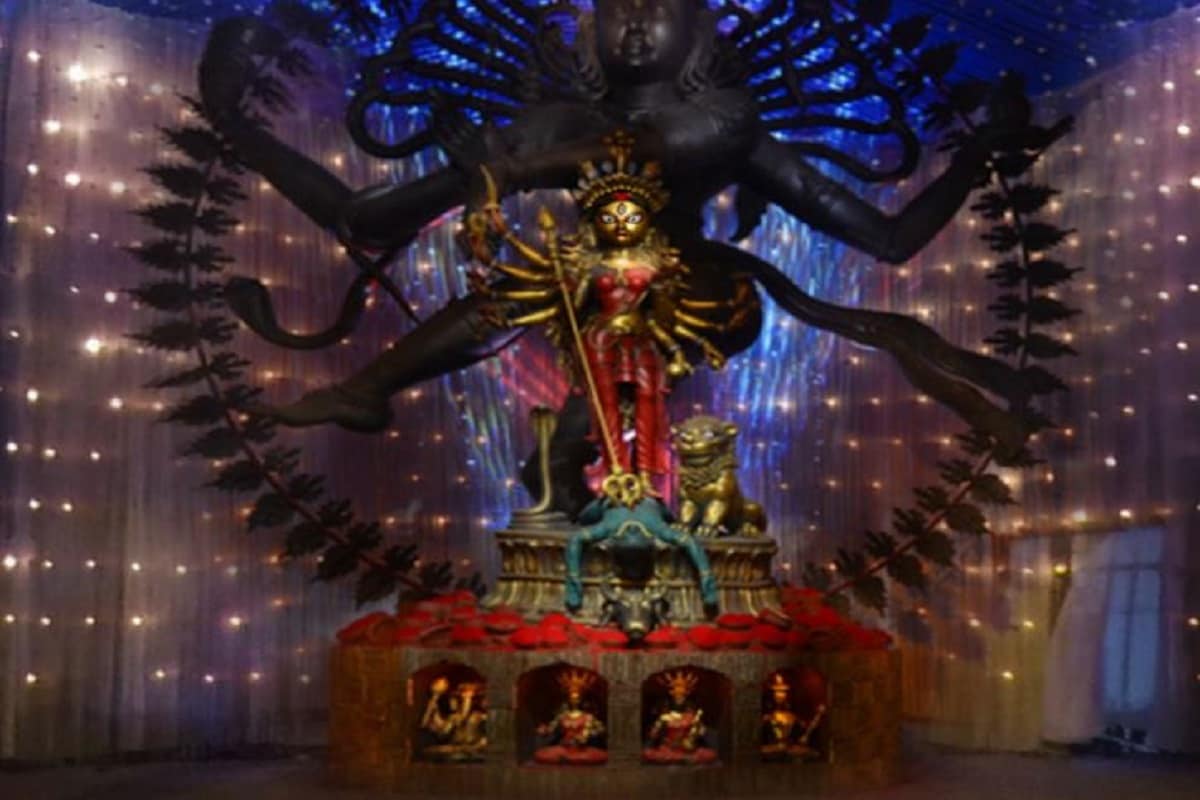 অন্যদিকে কোভিড সংক্রমণ রুখতে যারা দর্শনার্থী আসবেন তাদের মাস্ক ও স্যানিটাইজার দেবে চেতলা অগ্রণী ৷ প্রায় দশ হাজার প্যাকেটের ব্যবস্থা করা হয়েছে। অন্যদিকে অষ্টমীর দিনে অঞ্জলি পুজোয় শুধুমাত্র ক্লাবের সদস্য ও তাদের পরিবার সুযোগ পাবেন। কোন পরিবার কখন আসবেন তার শিডিউল আগে থেকেই ক্লাব জানিয়ে দেবে। সেই সময় অনুযায়ী তারা আসবেন। যাতে ভিড় না হয় তাই এই সিদ্ধান্ত নেওয়া হয়েছে। যেহেতু চেতলায় একাধিক ব্লক আছে। তাই ব্লক ধরে ধরে সিদ্ধান্ত নেওয়া হচ্ছে। এবছর চেতলা অগ্রণীতে কোনও সিঁদূর খেলা হবে না। শুধুমাত্র দুরত্ব মেনে প্রতিমা বরণ করবেন মহিলারা। পুজোর থিম ঘোষণার দিন থেকেই চমক দিয়েছিল চেতলা অগ্রণী। মুখ্যমন্ত্রী মমতা বন্দ্যোপাধ্যায় প্রতিমার চক্ষুদান করেন। আর করোনা আবহ কাটিয়ে কিভাবে পুজো করা যায় সেই দিক তুলে ধরতে চাইছে চেতলা অগ্রণী। তাই ডিজিটাল মাধ্যমে জোর দেওয়া হচ্ছে। উদ্যোক্তা ফিরহাদ হাকিম জানিয়েছেন, বাইরে রাস্তায় নেমেও ঠাকুর দেখা যায়। ঘরে বসেও ঠাকুর দেখা যায়। আমরা দুটোর স্বাদ দিতে চাইছি।Input- ABIR GHOSHAL অন্যদিকে কোভিড সংক্রমণ রুখতে যারা দর্শনার্থী আসবেন তাদের মাস্ক ও স্যানিটাইজার দেবে চেতলা অগ্রণী ৷ প্রায় দশ হাজার প্যাকেটের ব্যবস্থা করা হয়েছে। অন্যদিকে অষ্টমীর দিনে অঞ্জলি পুজোয় শুধুমাত্র ক্লাবের সদস্য ও তাদের পরিবার সুযোগ পাবেন। কোন পরিবার কখন আসবেন তার শিডিউল আগে থেকেই ক্লাব জানিয়ে দেবে। সেই সময় অনুযায়ী তারা আসবেন। যাতে ভিড় না হয় তাই এই সিদ্ধান্ত নেওয়া হয়েছে। যেহেতু চেতলায় একাধিক ব্লক আছে। তাই ব্লক ধরে ধরে সিদ্ধান্ত নেওয়া হচ্ছে। এবছর চেতলা অগ্রণীতে কোনও সিঁদূর খেলা হবে না। শুধুমাত্র দুরত্ব মেনে প্রতিমা বরণ করবেন মহিলারা। পুজোর থিম ঘোষণার দিন থেকেই চমক দিয়েছিল চেতলা অগ্রণী। মুখ্যমন্ত্রী মমতা বন্দ্যোপাধ্যায় প্রতিমার চক্ষুদান করেন। আর করোনা আবহ কাটিয়ে কিভাবে পুজো করা যায় সেই দিক তুলে ধরতে চাইছে চেতলা অগ্রণী। তাই ডিজিটাল মাধ্যমে জোর দেওয়া হচ্ছে। উদ্যোক্তা ফিরহাদ হাকিম জানিয়েছেন, বাইরে রাস্তায় নেমেও ঠাকুর দেখা যায়। ঘরে বসেও ঠাকুর দেখা যায়। আমরা দুটোর স্বাদ দিতে চাইছি।Input- ABIR GHOSHAL
