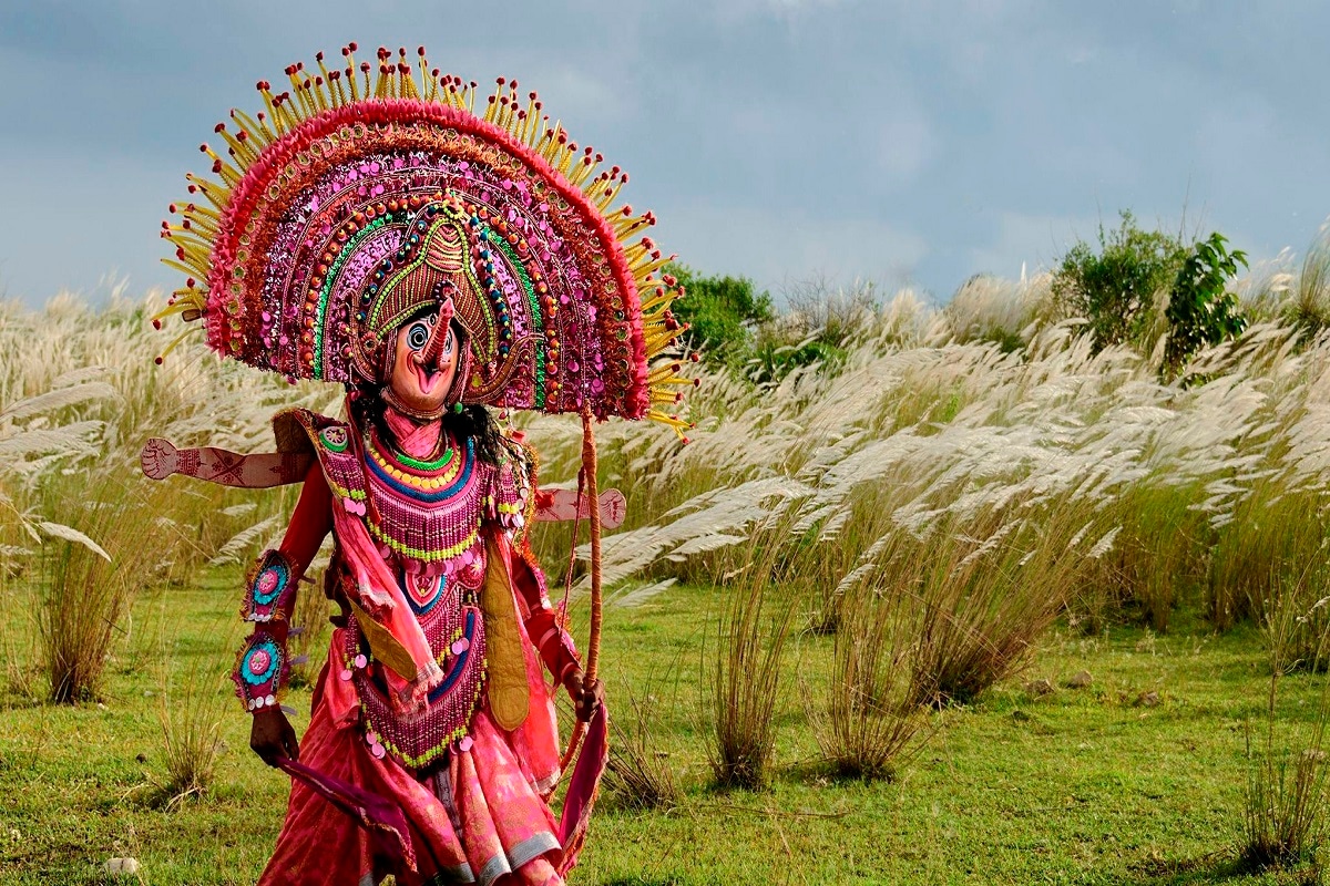 ছৌ:ওড়িশা, ঝাড়খণ্ড এবং পশ্চিমবঙ্গের পুরুলিয়া জেলায় এই ছৌ নৃত্য দেখা যায়, যা একাধারে নাচ এবং মার্শাল আর্টের এক পরিশীলিত রূপ। মনে করা হয় ছৌ শব্দটি এসেছে সংস্কৃত ছায়া থেকে। মূলত এই পৌরাণিক নাচ রামায়ণ ও মহাভারত থেকে অনুপ্রাণিত। যে হেতু এটি আঞ্চলিক নৃত্য, সে হেতু অঞ্চল ভেদে এর কিছু তফাৎ দেখা যায়। আর সেই তফাৎ করা হয় মুখোশের প্রকারভেদের উপর ভিত্তি করে। খোলা জায়গায় এই নাচ প্রদর্শিত হয়। photo source collected ছৌ:ওড়িশা, ঝাড়খণ্ড এবং পশ্চিমবঙ্গের পুরুলিয়া জেলায় এই ছৌ নৃত্য দেখা যায়, যা একাধারে নাচ এবং মার্শাল আর্টের এক পরিশীলিত রূপ। মনে করা হয় ছৌ শব্দটি এসেছে সংস্কৃত ছায়া থেকে। মূলত এই পৌরাণিক নাচ রামায়ণ ও মহাভারত থেকে অনুপ্রাণিত। যে হেতু এটি আঞ্চলিক নৃত্য, সে হেতু অঞ্চল ভেদে এর কিছু তফাৎ দেখা যায়। আর সেই তফাৎ করা হয় মুখোশের প্রকারভেদের উপর ভিত্তি করে। খোলা জায়গায় এই নাচ প্রদর্শিত হয়। photo source collected