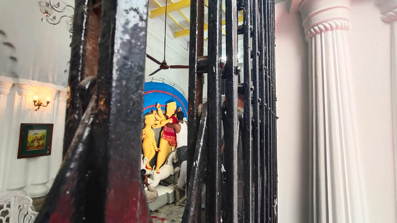 *দেবরাজ শোনাচ্ছিলেন এবার ভোগের চাহিদা অন্যবারের চেয়ে অনেক বেশি। ১৪০০ কেজি ভোগ থাকবে। প্রসঙ্গত, এই বাড়িতে ভোগ বলতে মিষ্টান্ন ভোগ। মেদিনীপুর থেকে আসা এক বিশেষ পরিবার ভিয়েন বসায়। তারাই এবার ভোগ বানাবে। মোতিচূর, নিমকি, পদ্ম নিমকি, পান্তুয়া, পেঁড়া সব কিছুই থাকছে ভোগে। অনেকেই ইতিমধ্যেই ভোগ নেওয়ার জন্যে আগে থেকেই আবেদন জানিয়ে এসেছেন। *দেবরাজ শোনাচ্ছিলেন এবার ভোগের চাহিদা অন্যবারের চেয়ে অনেক বেশি। ১৪০০ কেজি ভোগ থাকবে। প্রসঙ্গত, এই বাড়িতে ভোগ বলতে মিষ্টান্ন ভোগ। মেদিনীপুর থেকে আসা এক বিশেষ পরিবার ভিয়েন বসায়। তারাই এবার ভোগ বানাবে। মোতিচূর, নিমকি, পদ্ম নিমকি, পান্তুয়া, পেঁড়া সব কিছুই থাকছে ভোগে। অনেকেই ইতিমধ্যেই ভোগ নেওয়ার জন্যে আগে থেকেই আবেদন জানিয়ে এসেছেন।
