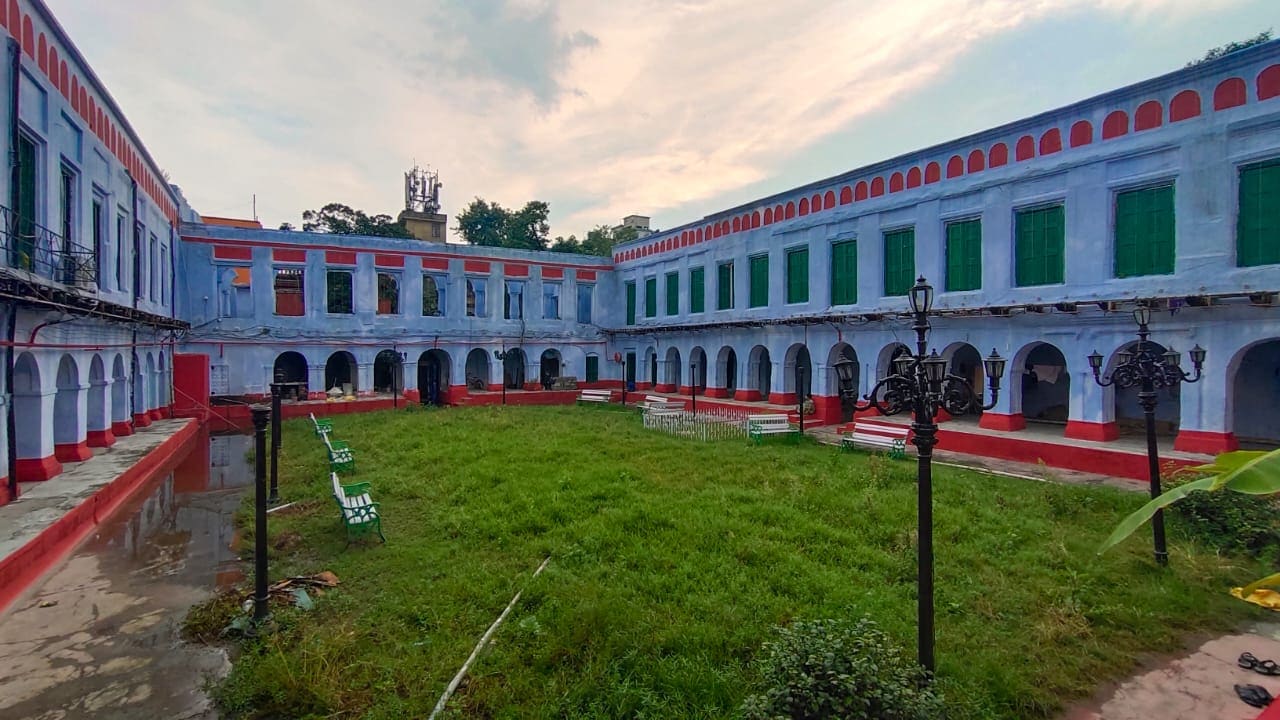 *১৭৫৭ সালে শোভাবাজার রাজবাড়ির বড় তরফের পুজোর সূচনা করেন রাজা নবকৃষ্ণ দেব। নিয়মানুযায়ী চলতে থাকে সেই পুজো। বিজ্ঞানের সূত্রের মতো, শোভাবাজার রাজবাড়ির পুজো হয় শাস্ত্র-নিয়ম মেনে। কোভিড পরিস্থিতিতে বাইরের নিয়মকানুন বদল হলেও, এই পুজোর নিয়মে কোনও ছেদ পড়েনি। *১৭৫৭ সালে শোভাবাজার রাজবাড়ির বড় তরফের পুজোর সূচনা করেন রাজা নবকৃষ্ণ দেব। নিয়মানুযায়ী চলতে থাকে সেই পুজো। বিজ্ঞানের সূত্রের মতো, শোভাবাজার রাজবাড়ির পুজো হয় শাস্ত্র-নিয়ম মেনে। কোভিড পরিস্থিতিতে বাইরের নিয়মকানুন বদল হলেও, এই পুজোর নিয়মে কোনও ছেদ পড়েনি।