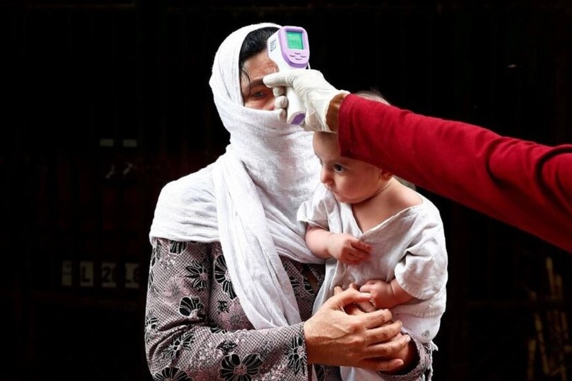 ইনফ্রারেড থার্মোমিটার - করোনা (Coronavirus) পরিস্থিতি মোকাবিলায় প্রায় সব জায়গায় সুরক্ষাবিধি মেনে চলা হচ্ছে। শপিং মল থেকে মেট্রো, ট্রেন থেকে বাড়ির পাশের দোকান- সব জায়গায়ই তাপমাত্রা মাপা, হ্যান্ড স্যানিটাইজার ব্যবহার আবশ্যক করা হয়েছে। এই তাপমাত্রা মাপার জন্যই তৈরি হয়েছে Infrared Thermometers। যা শারীরিক সংস্পর্শে না এসে দূর থেকে Infrared Ray-র মাধ্যমে শরীরে তাপমাত্রা নির্ণয় করতে সক্ষম হয়। এই থার্মোমিটারের ব্যবহার করোনাকালের আগে সে ভাবে কখনও দেখা যায়নি।