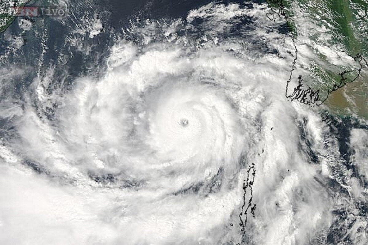 আবহবিদরা জানাচ্ছেন, বঙ্গোপাসগরে ক্রমেই জোরালো হচ্ছে দুটি নিম্নচাপ। এদের মধ্যে একটি শক্তি বাড়িয়ে ঘূর্ণিঝড়ে পরিণত হতে পারে। আবহবিদরা জানাচ্ছেন, বঙ্গোপাসগরে ক্রমেই জোরালো হচ্ছে দুটি নিম্নচাপ। এদের মধ্যে একটি শক্তি বাড়িয়ে ঘূর্ণিঝড়ে পরিণত হতে পারে।