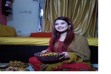 লক্ষ্মী পুজোয় মাতলেন এনা সাহা ! নিজে হাতে পুজোর সব আয়োজন করলেন ! দেখুন ছবি