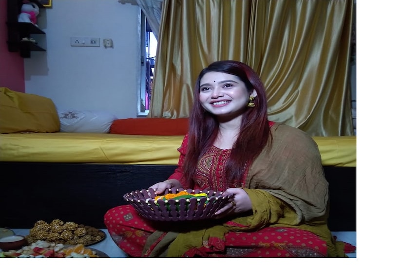 করোনার জন্য এবার দুর্গাপুজোতেও ছিল না জাঁকজমক। তেমন ছবিই ধরা পড়ল লক্ষ্মী পুজোতেও। অভিনেত্রী এনা সাহার বাড়িতেও তেমন জাঁকজমক ছাড়াই হল লক্ষ্মী পুজো। 