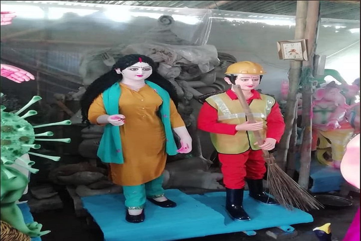 যেমন কার্তিক এবং সরস্বতীকেও করোনা যোদ্ধা রূপেই দেখানো হয়েছে৷ তবে এই ভাবনা নিয়ে স্পষ্টতই দ্বিধাবিভক্ত সোশ্যাল মিডিয়া ব্যবহারকারীরা৷ নিত্য পাল নামে করা ব্যক্তির এই পোস্টটি ৭৪ হাজারের বেশি শেয়ার হয়েছে ফেসবুকে৷ অনেকেই এই ভাবনাকে স্বাগত জানালেও মা দুর্গা এবং তাঁর সন্তানদের এই রূপবদল নিয়ে আপত্তি জানিয়েছেন অনেকেই৷Photo-Nittya Paul/Facebook যেমন কার্তিক এবং সরস্বতীকেও করোনা যোদ্ধা রূপেই দেখানো হয়েছে৷ তবে এই ভাবনা নিয়ে স্পষ্টতই দ্বিধাবিভক্ত সোশ্যাল মিডিয়া ব্যবহারকারীরা৷ নিত্য পাল নামে করা ব্যক্তির এই পোস্টটি ৭৪ হাজারের বেশি শেয়ার হয়েছে ফেসবুকে৷ অনেকেই এই ভাবনাকে স্বাগত জানালেও মা দুর্গা এবং তাঁর সন্তানদের এই রূপবদল নিয়ে আপত্তি জানিয়েছেন অনেকেই৷Photo-Nittya Paul/Facebook