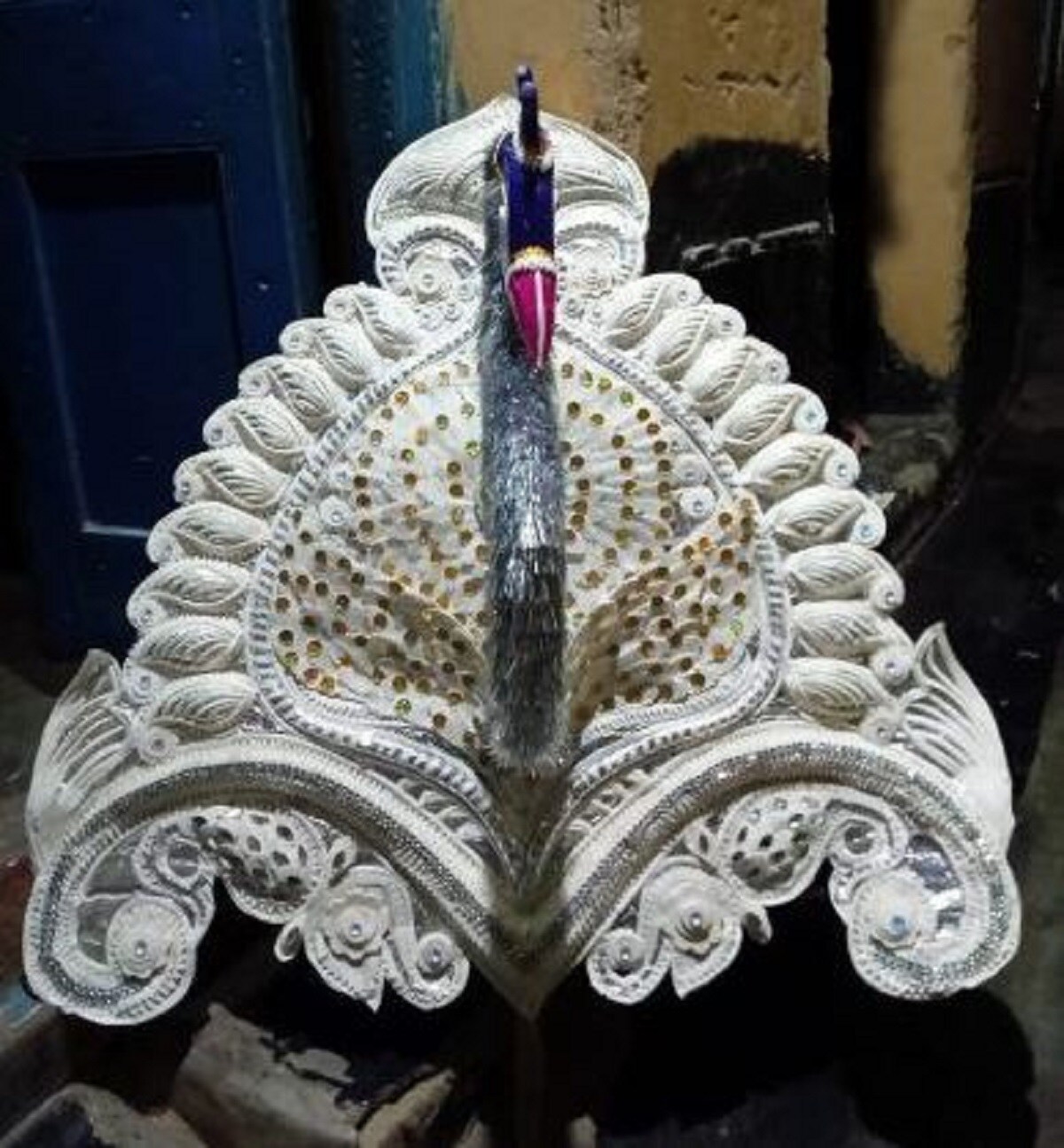 তখন মহাদেবের ইচ্ছায় জলাশয়ে এক সুকুমার যুবকের আবির্ভাব ঘটল।মালাকার হিসেবে পরিচিতি পেলেন সেই যুবক। তৈরি হলো মহাদেবের শোলার মুকুট। সেই মালাকার সম্প্রদায় এখন শোলাশিল্পী হিসেবে পরিচিত। মালাকাররা বংশপরম্পরায় এই কাজ করে আসছেন। তাদের ঘিরে লোককথা এমনটাই।Photo- Collected তখন মহাদেবের ইচ্ছায় জলাশয়ে এক সুকুমার যুবকের আবির্ভাব ঘটল।মালাকার হিসেবে পরিচিতি পেলেন সেই যুবক। তৈরি হলো মহাদেবের শোলার মুকুট। সেই মালাকার সম্প্রদায় এখন শোলাশিল্পী হিসেবে পরিচিত। মালাকাররা বংশপরম্পরায় এই কাজ করে আসছেন। তাদের ঘিরে লোককথা এমনটাই।Photo- Collected
