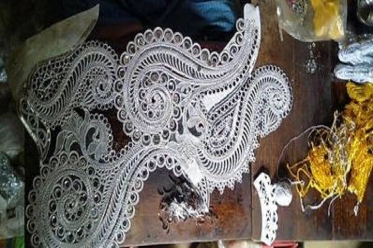 বনকাপাসির শোলা শিল্পীরা জানালেন,আগে এলাকার জলাশয় খাল বিলে প্রচুর শোলা পাওয়া যেত।দিনে দিনে সেইসব জলাশয় সংস্কার হয়েছে। তার সঙ্গে পাল্লা দিয়ে কমেছে শোলা পাওয়ার সম্ভাবনা। এখন কলকাতা উত্তর ও দক্ষিণ চব্বিশ পরগনা সহ রাজ্যের বিভিন্ন এলাকা থেকে চড়াদামে শোলা কিনে আনতে হচ্ছে।Photo- Collected বনকাপাসির শোলা শিল্পীরা জানালেন,আগে এলাকার জলাশয় খাল বিলে প্রচুর শোলা পাওয়া যেত।দিনে দিনে সেইসব জলাশয় সংস্কার হয়েছে। তার সঙ্গে পাল্লা দিয়ে কমেছে শোলা পাওয়ার সম্ভাবনা। এখন কলকাতা উত্তর ও দক্ষিণ চব্বিশ পরগনা সহ রাজ্যের বিভিন্ন এলাকা থেকে চড়াদামে শোলা কিনে আনতে হচ্ছে।Photo- Collected