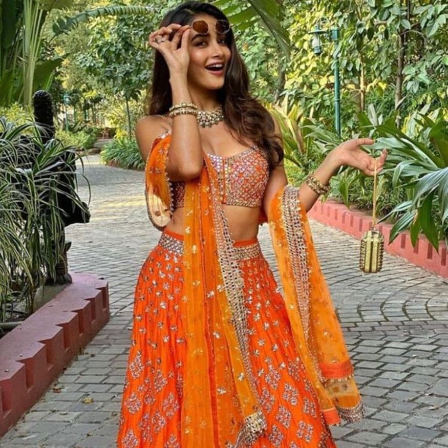 ব্রহ্মচারিণীং শুভাম -দেবীপক্ষের দ্বিতীয়া তিথিতে উপাসনা করা হয় দেবী ব্রহ্মচারিণীর। এই দিনটির জন্য নির্দিষ্ট করা হয়েছে কমলা রং। এই রং শক্তি, আনন্দ, ঔজ্জ্বল্য আর জ্ঞানের পাশাপাশি ব্রহ্মচারিণীর মাহাত্ম্যের দ্যোতক। ব্রহ্মচারিণীং শুভাম -দেবীপক্ষের দ্বিতীয়া তিথিতে উপাসনা করা হয় দেবী ব্রহ্মচারিণীর। এই দিনটির জন্য নির্দিষ্ট করা হয়েছে কমলা রং। এই রং শক্তি, আনন্দ, ঔজ্জ্বল্য আর জ্ঞানের পাশাপাশি ব্রহ্মচারিণীর মাহাত্ম্যের দ্যোতক।