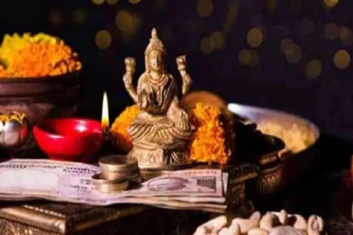 বলা হয় পেশা অনুযায়ী সরঞ্জাম কিনলে সৌভাগ্য আসে এই দিন। আসলে কথিত আছে এই দিনই দুধের সাগর মন্থনে উঠে এসেছিলেন লক্ষ্মী। তাঁর ধনত্রয়োদশী রূপটির আরাধনা করা হয় এই দিন। বলা হয় পেশা অনুযায়ী সরঞ্জাম কিনলে সৌভাগ্য আসে এই দিন। আসলে কথিত আছে এই দিনই দুধের সাগর মন্থনে উঠে এসেছিলেন লক্ষ্মী। তাঁর ধনত্রয়োদশী রূপটির আরাধনা করা হয় এই দিন।
