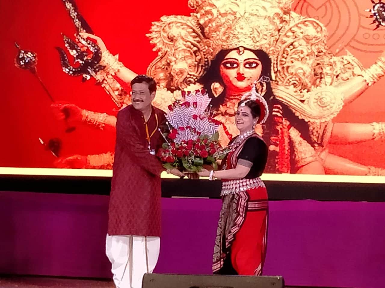 *ষষ্ঠীর দিনের এই বিশেষঅনুষ্ঠানে আমন্ত্রণ জানান হয়েছিল নৃত্যশিল্পী ডোনা গঙ্গোপাধ্যায়কে। তিনি এবং তাঁর ট্রুপ এ দিন 'মহিষাসুরমর্দিনী' মঞ্চস্থ করেন। ডোনাকে ফুল দিয়ে অভ্যর্থনা জানান বিজেপি নেতা সব্যসাচী দত্ত। *ষষ্ঠীর দিনের এই বিশেষঅনুষ্ঠানে আমন্ত্রণ জানান হয়েছিল নৃত্যশিল্পী ডোনা গঙ্গোপাধ্যায়কে। তিনি এবং তাঁর ট্রুপ এ দিন 'মহিষাসুরমর্দিনী' মঞ্চস্থ করেন। ডোনাকে ফুল দিয়ে অভ্যর্থনা জানান বিজেপি নেতা সব্যসাচী দত্ত।