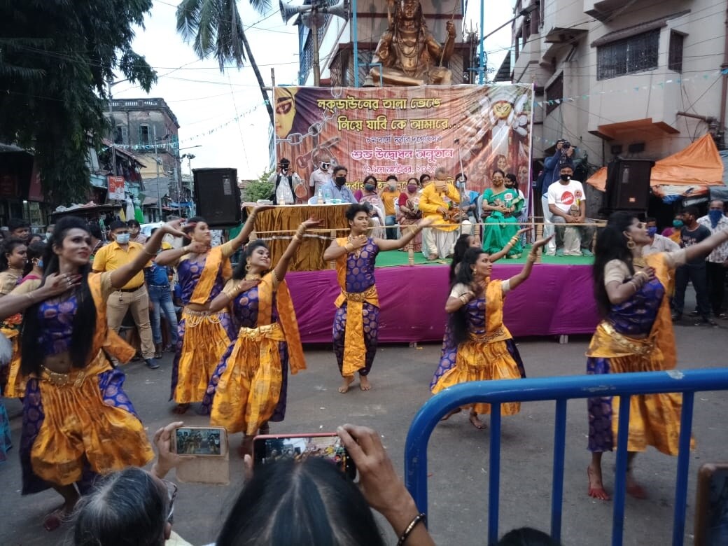 কোভিড বিধি ও হাইকোর্টের রায় মেনে মণ্ডপের নির্দিষ্ট দূরত্বে ব্যারিকেডের ব্যবস্থা রেখেছেন পুজোর সদস্যরা ৷ মাস্ক, স্যানিটাইজার সঙ্গে করে সোনাগাছির যৌনপল্লীতেও বেজে উঠল ঢাক ৷ যাদের উঠোনের মাটি নিয়ে তৈরি হয় প্রতিমা, তাদের ঘর আলো করে এলেন মা দুর্গা৷ কোভিড বিধি ও হাইকোর্টের রায় মেনে মণ্ডপের নির্দিষ্ট দূরত্বে ব্যারিকেডের ব্যবস্থা রেখেছেন পুজোর সদস্যরা ৷ মাস্ক, স্যানিটাইজার সঙ্গে করে সোনাগাছির যৌনপল্লীতেও বেজে উঠল ঢাক ৷ যাদের উঠোনের মাটি নিয়ে তৈরি হয় প্রতিমা, তাদের ঘর আলো করে এলেন মা দুর্গা৷