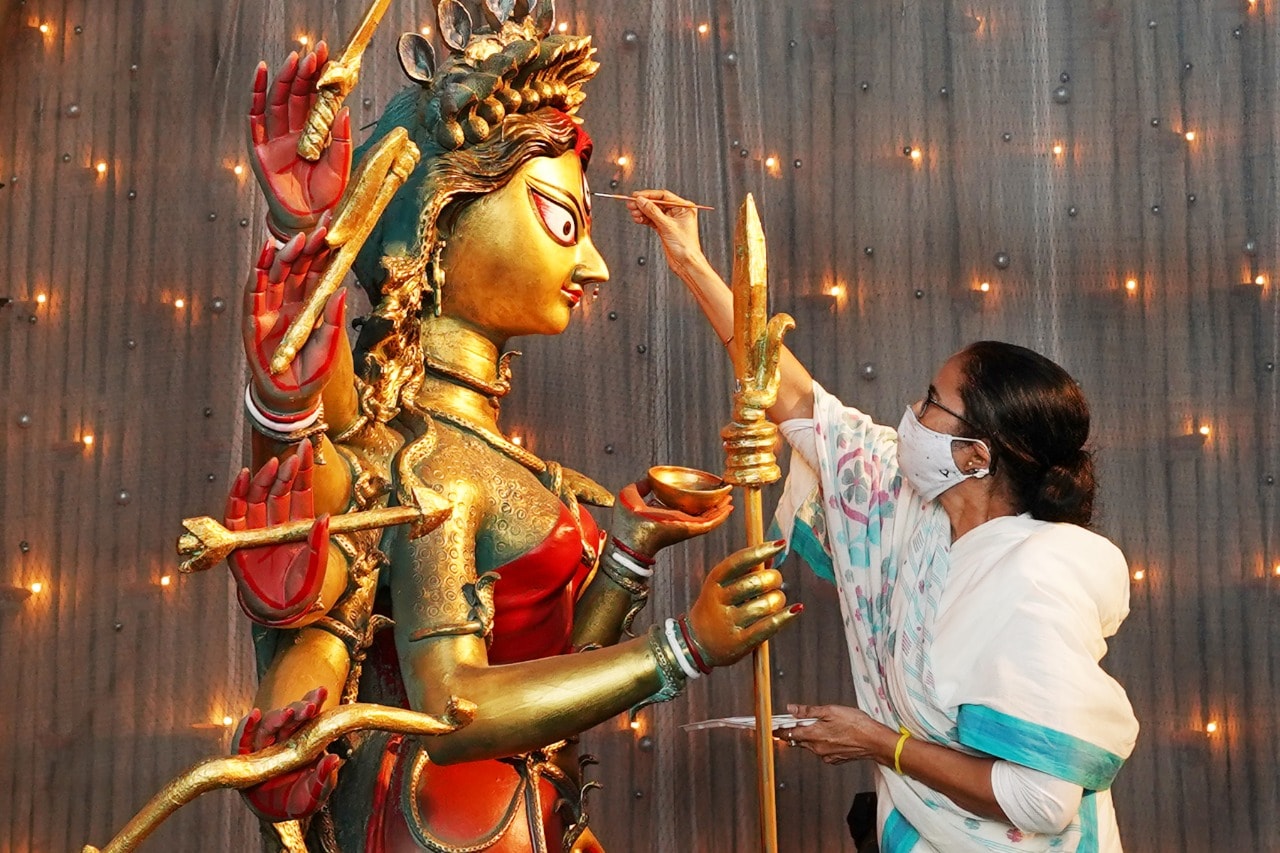 *চেতলা অগ্রণীর দুর্গা পুজো ২৮ তম বর্ষে পা দিল। কবিগুরু রবি ঠাকুরের কবিতা অবলম্বনে চেতলার এবারের থিমের পোশাকি নাম 'দুঃসময়'। সময়ের সঙ্গে তাৎপর্যপূর্ণ থিম। *চেতলা অগ্রণীর দুর্গা পুজো ২৮ তম বর্ষে পা দিল। কবিগুরু রবি ঠাকুরের কবিতা অবলম্বনে চেতলার এবারের থিমের পোশাকি নাম 'দুঃসময়'। সময়ের সঙ্গে তাৎপর্যপূর্ণ থিম।
