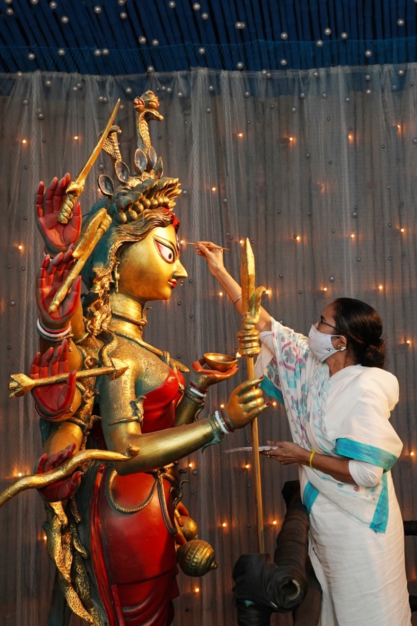 *বিশুদ্ধ সিদ্ধান্ত মতে, বুধবার অর্থাৎ ২১ অক্টোবর ষষ্ঠী। কিন্তু তার প্রায় দেড় সপ্তাহ আগে আনুষ্ঠানিক ভাবে চক্ষুদান হয়ে গেল। তবে দর্শনার্থীদের জন্য এখনই মণ্ডপ খুলে দেওয়া হচ্ছে না। পুজো উদ্যোক্তাদের জানিয়েছেন, আগামী ১৯ অক্টোবর অর্থাৎ চতুর্থীর দিন থেকে প্রতিমা দর্শন করতে পারবেন সাধারণ মানুষ। *বিশুদ্ধ সিদ্ধান্ত মতে, বুধবার অর্থাৎ ২১ অক্টোবর ষষ্ঠী। কিন্তু তার প্রায় দেড় সপ্তাহ আগে আনুষ্ঠানিক ভাবে চক্ষুদান হয়ে গেল। তবে দর্শনার্থীদের জন্য এখনই মণ্ডপ খুলে দেওয়া হচ্ছে না। পুজো উদ্যোক্তাদের জানিয়েছেন, আগামী ১৯ অক্টোবর অর্থাৎ চতুর্থীর দিন থেকে প্রতিমা দর্শন করতে পারবেন সাধারণ মানুষ।
