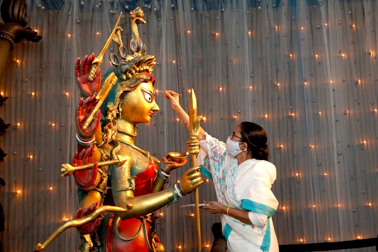 পুজো কমিটিগুলিকে ৫০ হাজার টাকা করে অনুদান দেওয়ার করা ঘোষণা করে সরকার ৷ রাজ্য সরকারের দেওয়া এই অনুদানের বিরোধিতা করে হাইকোর্টে জনস্বার্থ মামলা। শুক্রবার সেই মামলায় অন্তর্বর্তী নির্দেশ দেয় বিচারপতি সঞ্জীব বন্দ্যোপাধ্যায় এবং বিচারপতি অরিজিৎ বন্দ্যোপাধ্যায়ের ডিভিশন বেঞ্চ। পুজো কমিটিগুলিকে ৫০ হাজার টাকা করে অনুদান দেওয়ার করা ঘোষণা করে সরকার ৷ রাজ্য সরকারের দেওয়া এই অনুদানের বিরোধিতা করে হাইকোর্টে জনস্বার্থ মামলা। শুক্রবার সেই মামলায় অন্তর্বর্তী নির্দেশ দেয় বিচারপতি সঞ্জীব বন্দ্যোপাধ্যায় এবং বিচারপতি অরিজিৎ বন্দ্যোপাধ্যায়ের ডিভিশন বেঞ্চ।