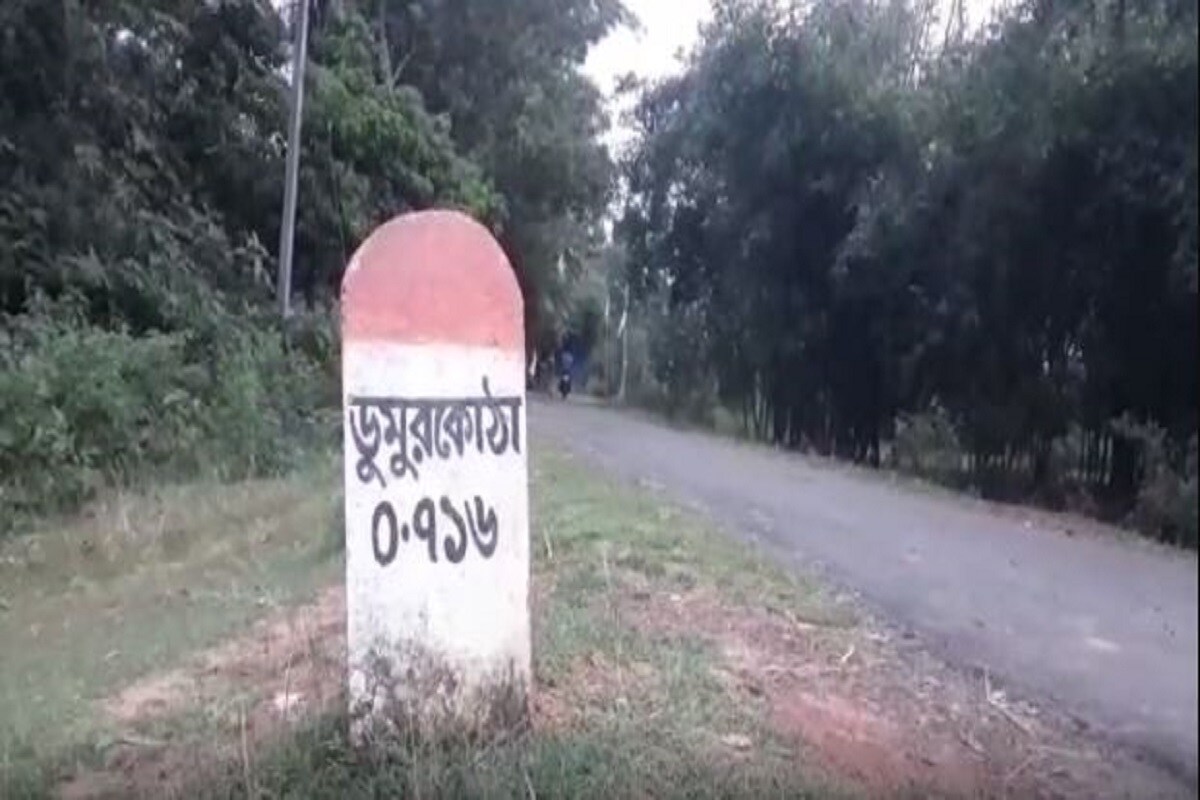উল্লেখ্য, গত কয়েকদিন ধরে ৩০ টি হাতির একটি পাল মেদিনীপুর সদর ব্লকের আউসাবাধিতে ডেরা বেধেছে। স্থানীয় যুবকরা শুক্রবার বিকেল থেকেই হাতি গুলোকে হুলা পার্টির সাহায্যে তাড়িয়ে অন্যত্র পাঠানোর চেষ্টা করে। তারপরই হাতির পালটি ডুমুরকোঠা এলাকায় প্রবেশ করে বলে জানা যায়। উল্লেখ্য, গত কয়েকদিন ধরে ৩০ টি হাতির একটি পাল মেদিনীপুর সদর ব্লকের আউসাবাধিতে ডেরা বেধেছে। স্থানীয় যুবকরা শুক্রবার বিকেল থেকেই হাতি গুলোকে হুলা পার্টির সাহায্যে তাড়িয়ে অন্যত্র পাঠানোর চেষ্টা করে। তারপরই হাতির পালটি ডুমুরকোঠা এলাকায় প্রবেশ করে বলে জানা যায়।