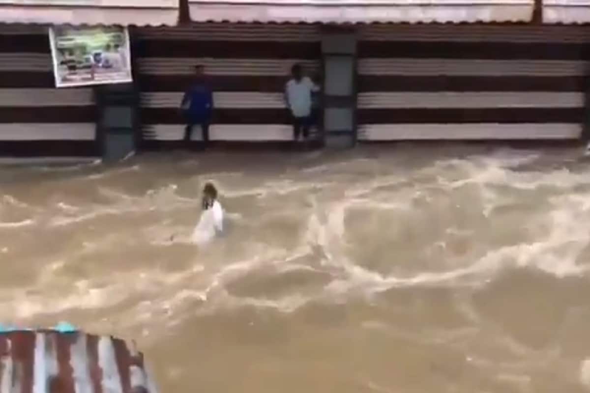 বঙ্গোপসাগরে গভীর নিম্নচাপের জেরে কার্যত বানভাসি অন্ধ্রপ্রদেশ-তেলঙ্গনা। জারি করা হয়েছে হাই অ্যালার্ট। আগামী চব্বিশ ঘণ্টায় আরও ব্যাপক বৃষ্টি হতে পারে বলে জানানো হয়েছে। ছবিতে দেখা যাচ্ছে রীতিমতো বানের জলে ভেসে যাচ্ছেন এক ব্যক্তি। বঙ্গোপসাগরে গভীর নিম্নচাপের জেরে কার্যত বানভাসি অন্ধ্রপ্রদেশ-তেলঙ্গনা। জারি করা হয়েছে হাই অ্যালার্ট। আগামী চব্বিশ ঘণ্টায় আরও ব্যাপক বৃষ্টি হতে পারে বলে জানানো হয়েছে। ছবিতে দেখা যাচ্ছে রীতিমতো বানের জলে ভেসে যাচ্ছেন এক ব্যক্তি।