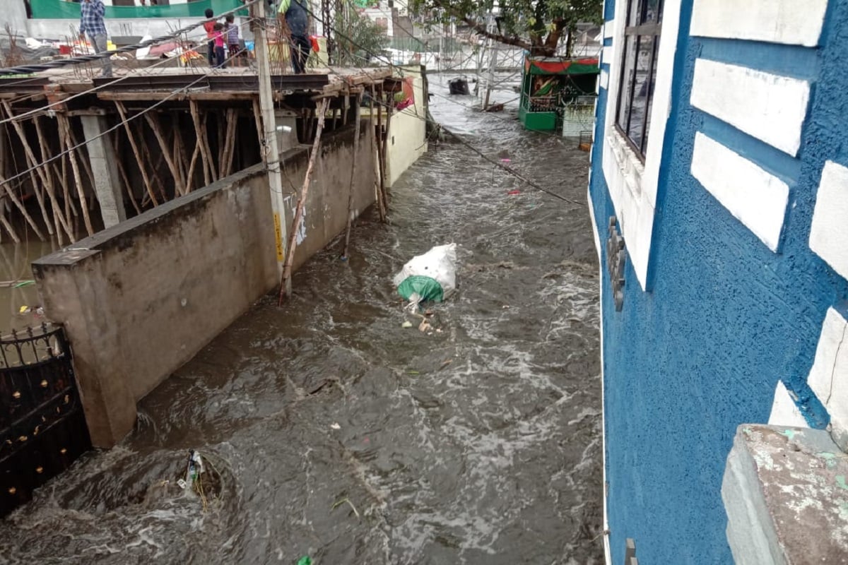 স্থানীয় মানুষের অভিযোগ প্রশাসকের গা ছাড়া মনোভাবে কারণেই হায়দরাবাদ-বিশাখাপত্তনমের এই অবস্থা। আবহাওয়া দফতরের পূর্বাভাস থাকলেও কোনও রকম প্রাক্ ব্যবস্থাই নেওয়া হয়নি। স্থানীয় মানুষের অভিযোগ প্রশাসকের গা ছাড়া মনোভাবে কারণেই হায়দরাবাদ-বিশাখাপত্তনমের এই অবস্থা। আবহাওয়া দফতরের পূর্বাভাস থাকলেও কোনও রকম প্রাক্ ব্যবস্থাই নেওয়া হয়নি।