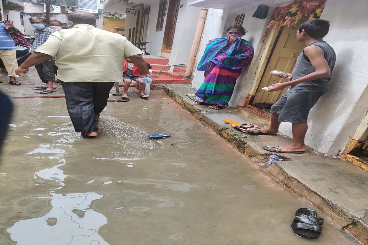 এরই মধ্যে সোশ্যাল মিডিয়ায় উঠে আসছে হায়দ্রাবাদেরর বিপর্যস্ত জনজীবনের ছবি।একটি ভিডিওতে দেখা যায় ফলকনুমার কাছে এক ব্যক্তি কার্যত বানের জলে ভেসে যাচ্ছেন। গত তিনদিনের লাগাতর বৃষ্টিতে একটি বাড়ি ভেঙে পড়ায় মৃত্যু হয়েছে অন্তত ৯ জনের। প্রশাসন হিমায়ত সাগর বাঁধ খুলে দেওয়ায় ক্রমাগত বাড়ছে জলস্তর, অভিযোগ এমনটাই। এরই মধ্যে সোশ্যাল মিডিয়ায় উঠে আসছে হায়দ্রাবাদেরর বিপর্যস্ত জনজীবনের ছবি।একটি ভিডিওতে দেখা যায় ফলকনুমার কাছে এক ব্যক্তি কার্যত বানের জলে ভেসে যাচ্ছেন। গত তিনদিনের লাগাতর বৃষ্টিতে একটি বাড়ি ভেঙে পড়ায় মৃত্যু হয়েছে অন্তত ৯ জনের। প্রশাসন হিমায়ত সাগর বাঁধ খুলে দেওয়ায় ক্রমাগত বাড়ছে জলস্তর, অভিযোগ এমনটাই।