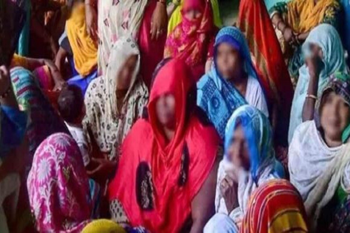 •News 18-এর হাতে আসা কল ডেটা রেকর্ড বা সিডিআর থেকেই এই তথ্য মিলেছে৷ সেখানে মূল অভিযুক্ত সন্দীপের নম্বর থেকে নির্যাতিতার পরিবারের এক সদস্যের নম্বরে বার বার ফোন আসার প্রমাণ মিলেছে৷ নির্যাতিতার পরিবারের ওই ফোন নম্বরটি তাঁর দাদার নামে নথিভুক্ত৷ ২০১৯ সালের অক্টোবর থেকে চলতি বছরের মার্চ মাস পর্যন্ত দু'টি নম্বরের মধ্যে প্রায় পাঁচ ঘণ্টা কথা হয়েছে৷ •News 18-এর হাতে আসা কল ডেটা রেকর্ড বা সিডিআর থেকেই এই তথ্য মিলেছে৷ সেখানে মূল অভিযুক্ত সন্দীপের নম্বর থেকে নির্যাতিতার পরিবারের এক সদস্যের নম্বরে বার বার ফোন আসার প্রমাণ মিলেছে৷ নির্যাতিতার পরিবারের ওই ফোন নম্বরটি তাঁর দাদার নামে নথিভুক্ত৷ ২০১৯ সালের অক্টোবর থেকে চলতি বছরের মার্চ মাস পর্যন্ত দু'টি নম্বরের মধ্যে প্রায় পাঁচ ঘণ্টা কথা হয়েছে৷