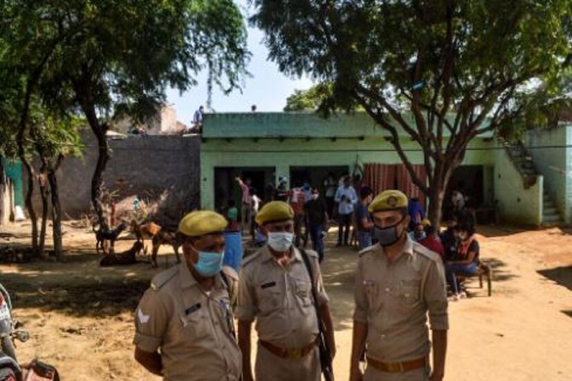 •২৯ সেপ্টেম্বর দিল্লির হাসপাতালে মৃত্যু হয় ধর্ষিত দলিত নির্যাতিতার৷ এই ঘটনার পর থেকেই উত্তাল দেশ৷ শুরু হয়েছে দেশজুড়ে প্রতিবাদ৷ উত্তরপ্রদেশের নারী সুরক্ষা নিয়ে উঠেছে প্রশ্ন৷ 