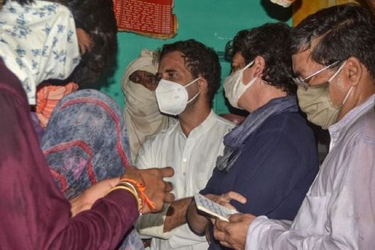 •মঙ্গলবারই হাতরস গণধর্ষণ কাণ্ডকে শিউরে ওঠার মতো ঘটনা বলে মন্তব্য করেছে শীর্ষ আদালত৷ সাক্ষীদের পুলিশি নিরাপত্তা দেওয়ার জন্যও উত্তর প্রদেশ সরকারকে নির্দেশ দিয়েছেন প্রধান বিচারপতি শরদ অরবিন্দ বোবদে৷ যার ফলে আরও চাপে পড়েছে যোগী আদিত্যনাথ সরকার৷ •মঙ্গলবারই হাতরস গণধর্ষণ কাণ্ডকে শিউরে ওঠার মতো ঘটনা বলে মন্তব্য করেছে শীর্ষ আদালত৷ সাক্ষীদের পুলিশি নিরাপত্তা দেওয়ার জন্যও উত্তর প্রদেশ সরকারকে নির্দেশ দিয়েছেন প্রধান বিচারপতি শরদ অরবিন্দ বোবদে৷ যার ফলে আরও চাপে পড়েছে যোগী আদিত্যনাথ সরকার৷