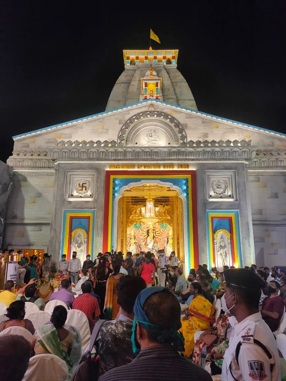 সোমবার রাজ্যের সমস্ত পুজো প্যান্ডেলর ভিতরকেই দর্শক শূন্য রাখার কথা জানিয়ে দেয় আদালত। সোমবার রাজ্যের হয়ে হাইকোর্টে সওয়াল করছিলেন কিশোর দত্ত। অন্য দিকে, জনস্বার্থ মামলায় মামলাকারীদের পক্ষে লড়েন বিকাশরঞ্জন ভট্টাচার্য। সওয়াল জবাব শেষে আদালত স্পষ্ট জানায়, সব মণ্ডপের চারপাশে ৫-১০ মিটার জায়গা জুড়ে ব্যারিকেড দিতে হবে। নো এন্ট্রি ঘোষণা করতে হবে এই ব্যারিকেড জোনকে। সেখানে প্রবেশাধিকার শুধুই উদ্যোক্তাদের। সেই কর্মকর্তাদের নামও ঝুলিয়ে দিতে হবে মণ্ডপের বাইরে। দূরত্ব বিধি প্রণয়নের দায়ভার কলকাতা পুলিশ এবং পুজো উদ্যোক্তাদের। সোমবার রাজ্যের সমস্ত পুজো প্যান্ডেলর ভিতরকেই দর্শক শূন্য রাখার কথা জানিয়ে দেয় আদালত। সোমবার রাজ্যের হয়ে হাইকোর্টে সওয়াল করছিলেন কিশোর দত্ত। অন্য দিকে, জনস্বার্থ মামলায় মামলাকারীদের পক্ষে লড়েন বিকাশরঞ্জন ভট্টাচার্য। সওয়াল জবাব শেষে আদালত স্পষ্ট জানায়, সব মণ্ডপের চারপাশে ৫-১০ মিটার জায়গা জুড়ে ব্যারিকেড দিতে হবে। নো এন্ট্রি ঘোষণা করতে হবে এই ব্যারিকেড জোনকে। সেখানে প্রবেশাধিকার শুধুই উদ্যোক্তাদের। সেই কর্মকর্তাদের নামও ঝুলিয়ে দিতে হবে মণ্ডপের বাইরে। দূরত্ব বিধি প্রণয়নের দায়ভার কলকাতা পুলিশ এবং পুজো উদ্যোক্তাদের।