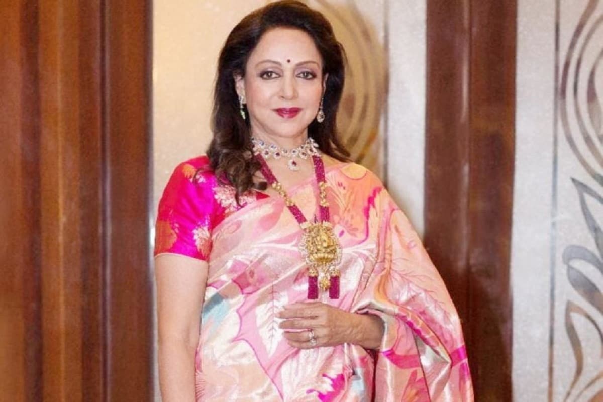 •সীতা ও গীতা ছবির শুটিং চলাকালীন ধর্মেন্দ্র ও হেমা একে অপরের কাছাকাছি এসেছিলেন। এই জুটি তখন বহু ছবিতে একসঙ্গে কাজ করেছিলেন এবং প্রায় সব ছবিই ছিল হিট। দর্শকরাও তাদের জুটি খুব পছন্দ করেছেন। এরই মধ্যে ধীরে ধীরে ধর্মেন্দ্র ও হেমা মালিনীর সম্পর্ক আরও দৃঢ় হয় ও তাঁদের প্রেম আরও গভীর হয় ৷ •সীতা ও গীতা ছবির শুটিং চলাকালীন ধর্মেন্দ্র ও হেমা একে অপরের কাছাকাছি এসেছিলেন। এই জুটি তখন বহু ছবিতে একসঙ্গে কাজ করেছিলেন এবং প্রায় সব ছবিই ছিল হিট। দর্শকরাও তাদের জুটি খুব পছন্দ করেছেন। এরই মধ্যে ধীরে ধীরে ধর্মেন্দ্র ও হেমা মালিনীর সম্পর্ক আরও দৃঢ় হয় ও তাঁদের প্রেম আরও গভীর হয় ৷