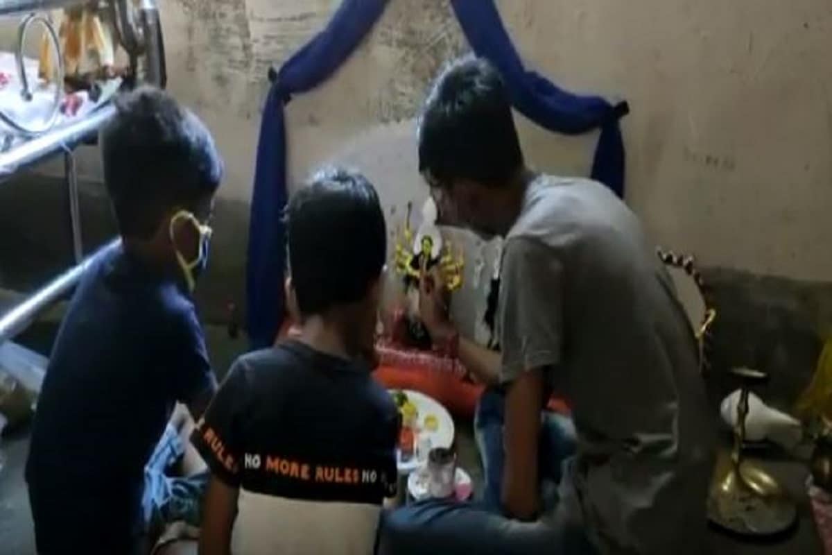 মনোজিৎ-এর ইচ্ছে এই বছর পুজো হোক বাড়িতে। তাতে আনন্দ ও হবে,সেই সঙ্গে সুরক্ষিত থাকবে পরিবার। ছেলের ইচ্ছেকে গুরুত্ব দিচ্ছেন মা রেবা সরকার। বোন বিপাশার ও ইচ্ছে পুজো হোক বাড়িতে। পুজো পাক দাদার তৈরি প্রতিমা।Photo- Video Grab মনোজিৎ-এর ইচ্ছে এই বছর পুজো হোক বাড়িতে। তাতে আনন্দ ও হবে,সেই সঙ্গে সুরক্ষিত থাকবে পরিবার। ছেলের ইচ্ছেকে গুরুত্ব দিচ্ছেন মা রেবা সরকার। বোন বিপাশার ও ইচ্ছে পুজো হোক বাড়িতে। পুজো পাক দাদার তৈরি প্রতিমা।Photo- Video Grab