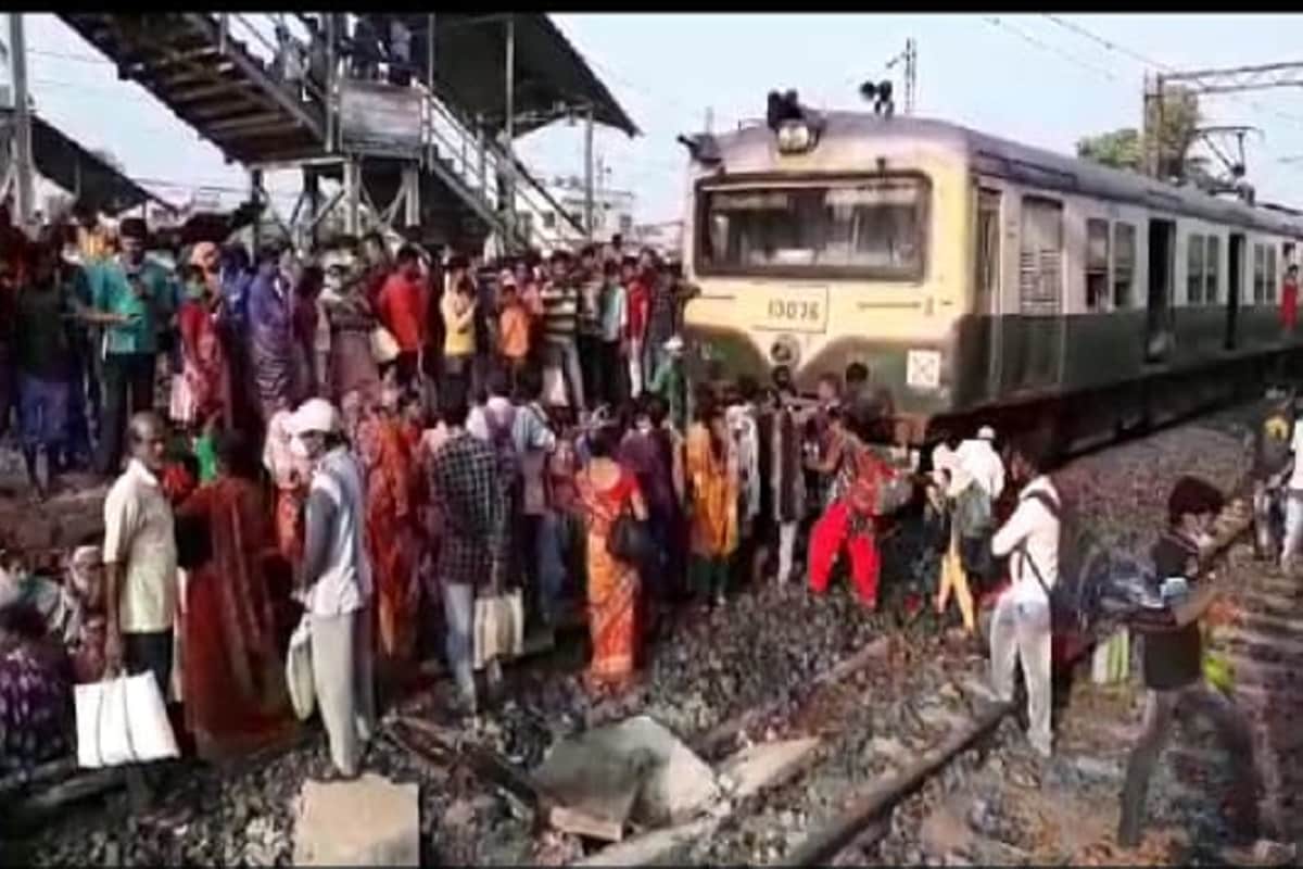 এবার ধৈর্য্যের বাঁধ ভাঙছে। স্পেশাল ট্রেন থেকে যাত্রী নামানো নিয়ে এবার ধুন্ধুমার বাধল হুগলি স্টেশনে। যাত্রীরা রীতিমতো লাইনে স্লিপার ফেলে রেল চলাচল বন্ধ রাখলেন। লাল কাপড় দেখিয়ে আটকে দেওয়া হল রেলকর্মীদের ট্রেনও। বিক্ষোভকারীদের হঠাতে ঘটনাস্থলে পৌঁছয় রেলপুলিশের বিরাট বাহিনী। এবার ধৈর্য্যের বাঁধ ভাঙছে। স্পেশাল ট্রেন থেকে যাত্রী নামানো নিয়ে এবার ধুন্ধুমার বাধল হুগলি স্টেশনে। যাত্রীরা রীতিমতো লাইনে স্লিপার ফেলে রেল চলাচল বন্ধ রাখলেন। লাল কাপড় দেখিয়ে আটকে দেওয়া হল রেলকর্মীদের ট্রেনও। বিক্ষোভকারীদের হঠাতে ঘটনাস্থলে পৌঁছয় রেলপুলিশের বিরাট বাহিনী।