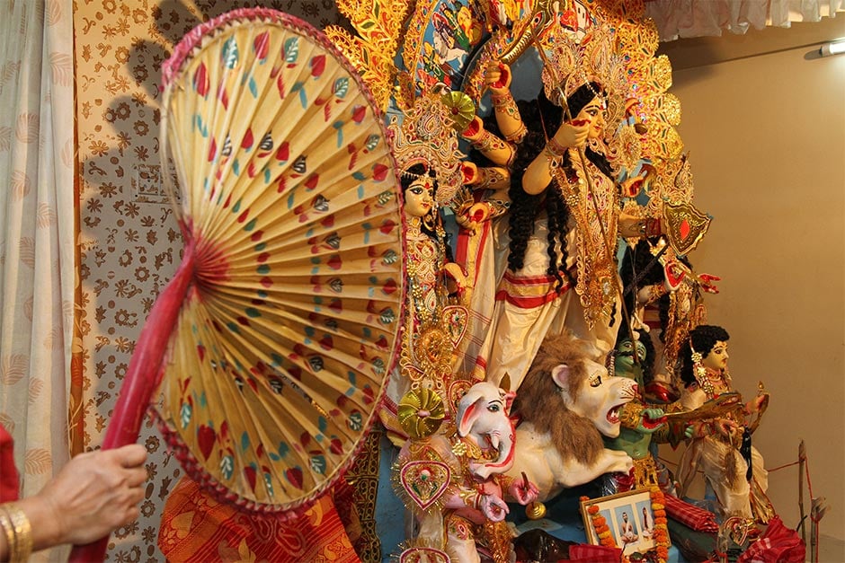 *সন্ধিপুজোর অনান্য উপকরণ হিসেবে লাগে স্বর্ণাঙ্গুরীয়ক (একটি), লোহা ও নথ (একটি), চেলির শাড়ি (একটি), শাড়ি (একটি), মধুপর্কের কাঁসার বাটি (একটি), থালা (একটি), ঘড়া (একটি), দধি, চিনি, মধু, ঘৃত, বালিশ (একটি), মাদুর (একটি), চন্দ্রমাল্য(একটি), ভোগ ও আরতির উপকরণ। নৈবেদ্যর মধ্যে প্রধান নৈবেদ্য হিসাবে লাল ফল এবং পুষ্পাদির মধ্যে জবাফুল অত্যাবশ্যকীয়। ছবি সংগৃহীত। *সন্ধিপুজোর অনান্য উপকরণ হিসেবে লাগে স্বর্ণাঙ্গুরীয়ক (একটি), লোহা ও নথ (একটি), চেলির শাড়ি (একটি), শাড়ি (একটি), মধুপর্কের কাঁসার বাটি (একটি), থালা (একটি), ঘড়া (একটি), দধি, চিনি, মধু, ঘৃত, বালিশ (একটি), মাদুর (একটি), চন্দ্রমাল্য(একটি), ভোগ ও আরতির উপকরণ। নৈবেদ্যর মধ্যে প্রধান নৈবেদ্য হিসাবে লাল ফল এবং পুষ্পাদির মধ্যে জবাফুল অত্যাবশ্যকীয়। ছবি সংগৃহীত।