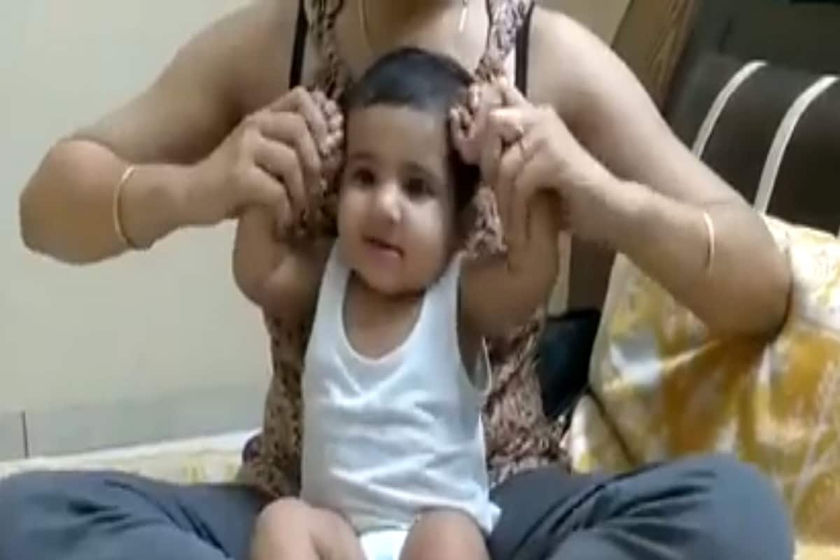 কালজয়ী গানের সঙগে দুরন্ত নাচ ছোট্ট শিশুর ৷ ১৯৭৭ সালের এই সুপারহিট গানে সোশ্যাল মিডিয়া কেঁপে উঠেছে ৷ এক রত্তি শিশু মায়ের কোলে বসে বসে তুফান তুলেছে সোশ্যাল মিডিয়ায় ৷ ছবি সৌজন্যে ফেসবুক ৷ কালজয়ী গানের সঙগে দুরন্ত নাচ ছোট্ট শিশুর ৷ ১৯৭৭ সালের এই সুপারহিট গানে সোশ্যাল মিডিয়া কেঁপে উঠেছে ৷ এক রত্তি শিশু মায়ের কোলে বসে বসে তুফান তুলেছে সোশ্যাল মিডিয়ায় ৷ ছবি সৌজন্যে ফেসবুক ৷