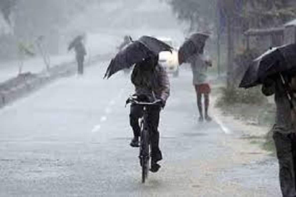 দেশের আবহাওয়া দফতরের পক্ষ থেকে জানানো হয়েছে দক্ষিণ গুজরাতের সামুদ্রিক এলাকায় ঘণ্টায় ৪০-৬০ কিমি প্রতি ঘণ্টায় ঝোড়ো হাওয়া বয়ে যাওয়ার সতর্কতা রয়েছে ৷ ১৬ অক্টোবর সন্ধের পরে ৪৫-৫৫ কিমি বেগে ঝড় বয়ে যাবে ৷ প্রতীকী ছবি ৷ দেশের আবহাওয়া দফতরের পক্ষ থেকে জানানো হয়েছে দক্ষিণ গুজরাতের সামুদ্রিক এলাকায় ঘণ্টায় ৪০-৬০ কিমি প্রতি ঘণ্টায় ঝোড়ো হাওয়া বয়ে যাওয়ার সতর্কতা রয়েছে ৷ ১৬ অক্টোবর সন্ধের পরে ৪৫-৫৫ কিমি বেগে ঝড় বয়ে যাবে ৷ প্রতীকী ছবি ৷